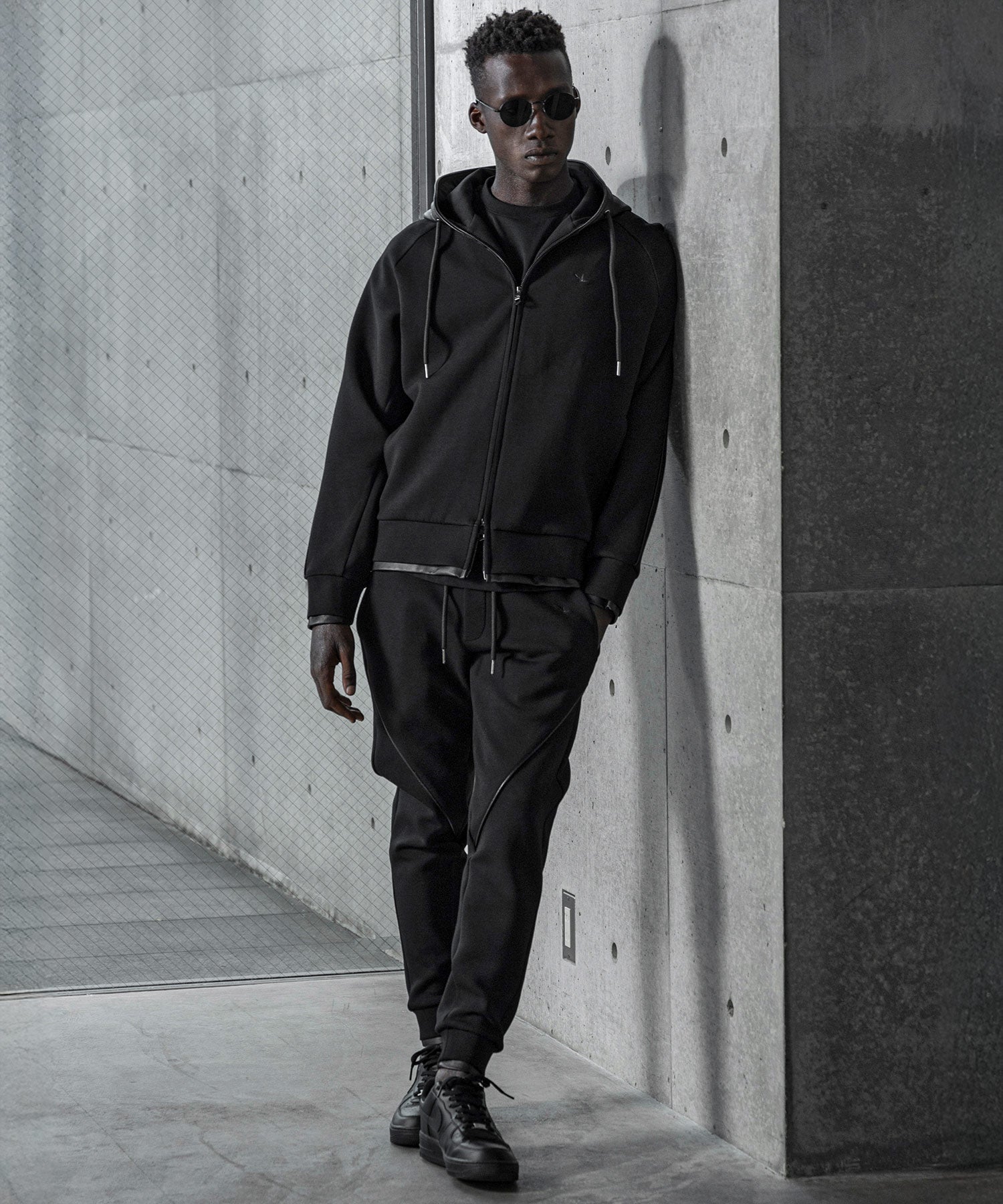 ウノ ピゥ ウノ ウグァーレ トレ リラックス 1PIU1UGUALE3 RELAX レザー コンビテックパーカー （ブラック） ブラック