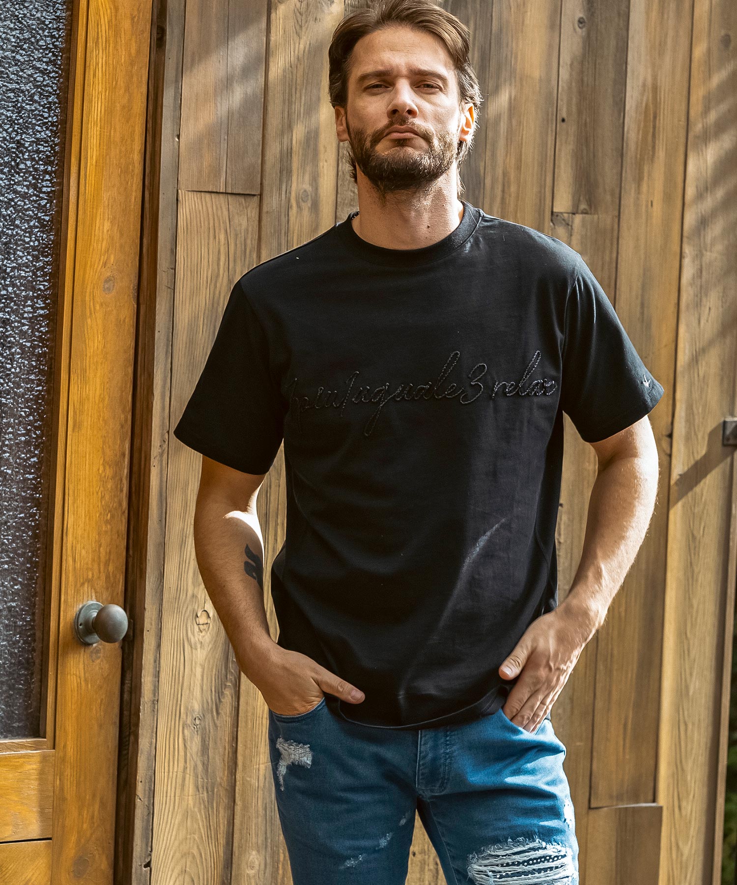 ウノ ピゥ ウノ ウグァーレ トレ リラックス 1PIU1UGUALE3 RELAX ロープ刺繍ロゴ半袖Tシャツ （ブラック） ブラック