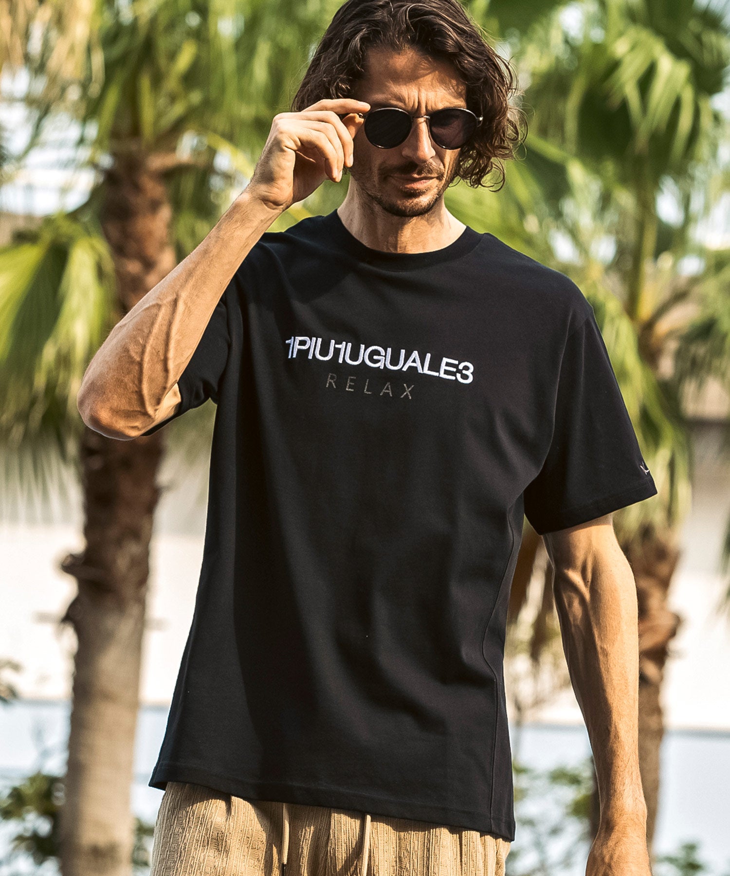 ウノ ピゥ ウノ ウグァーレ トレ リラックス 1PIU1UGUALE3 RELAX リバースロゴ半袖Tシャツ （ブラック） ブラック