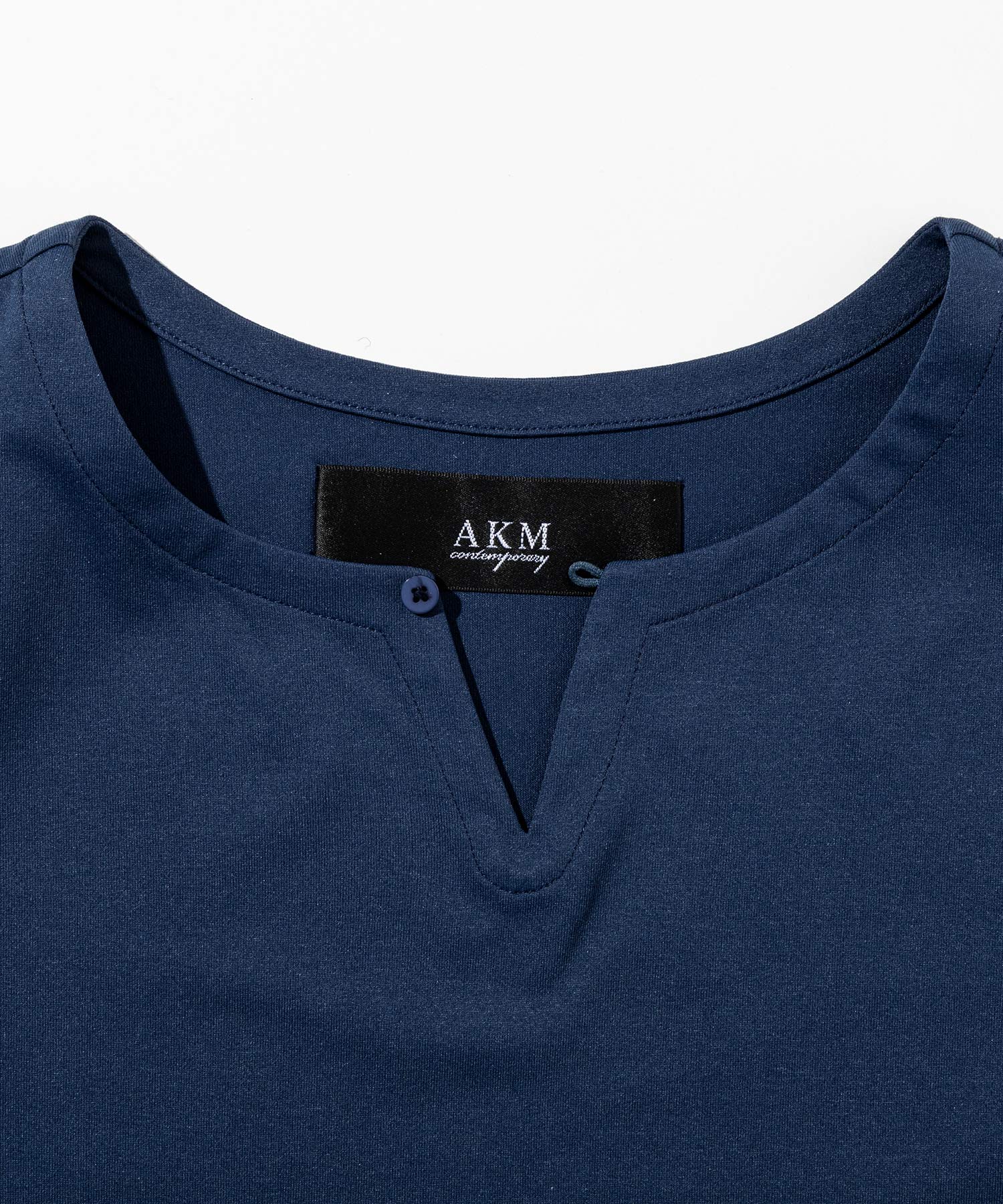 エイケイエムコンテンポラリー AKM Contemporary ワンボタン天竺Tシャツ 半袖Tシャツ （ネイビー） ネイビー