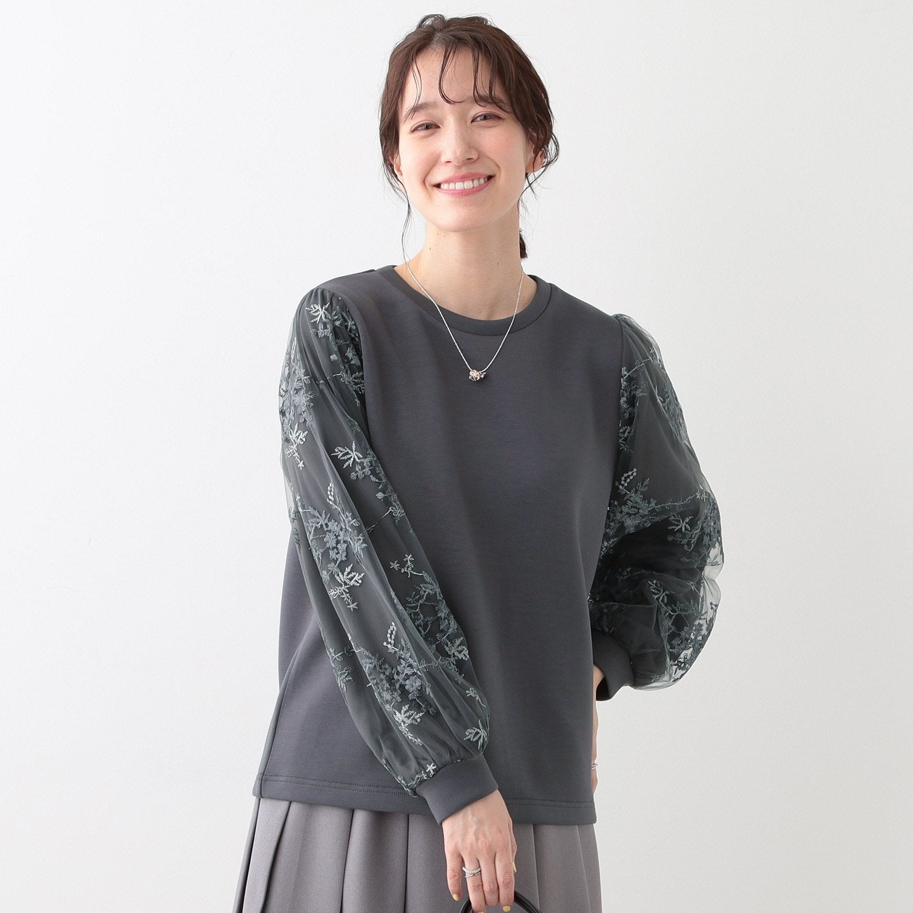 シューラルー SHOO・LA・RUE 【S-LL】袖チュール刺繍切り替えトップス （チャコールグレー(014)） チャコールグレー(014)