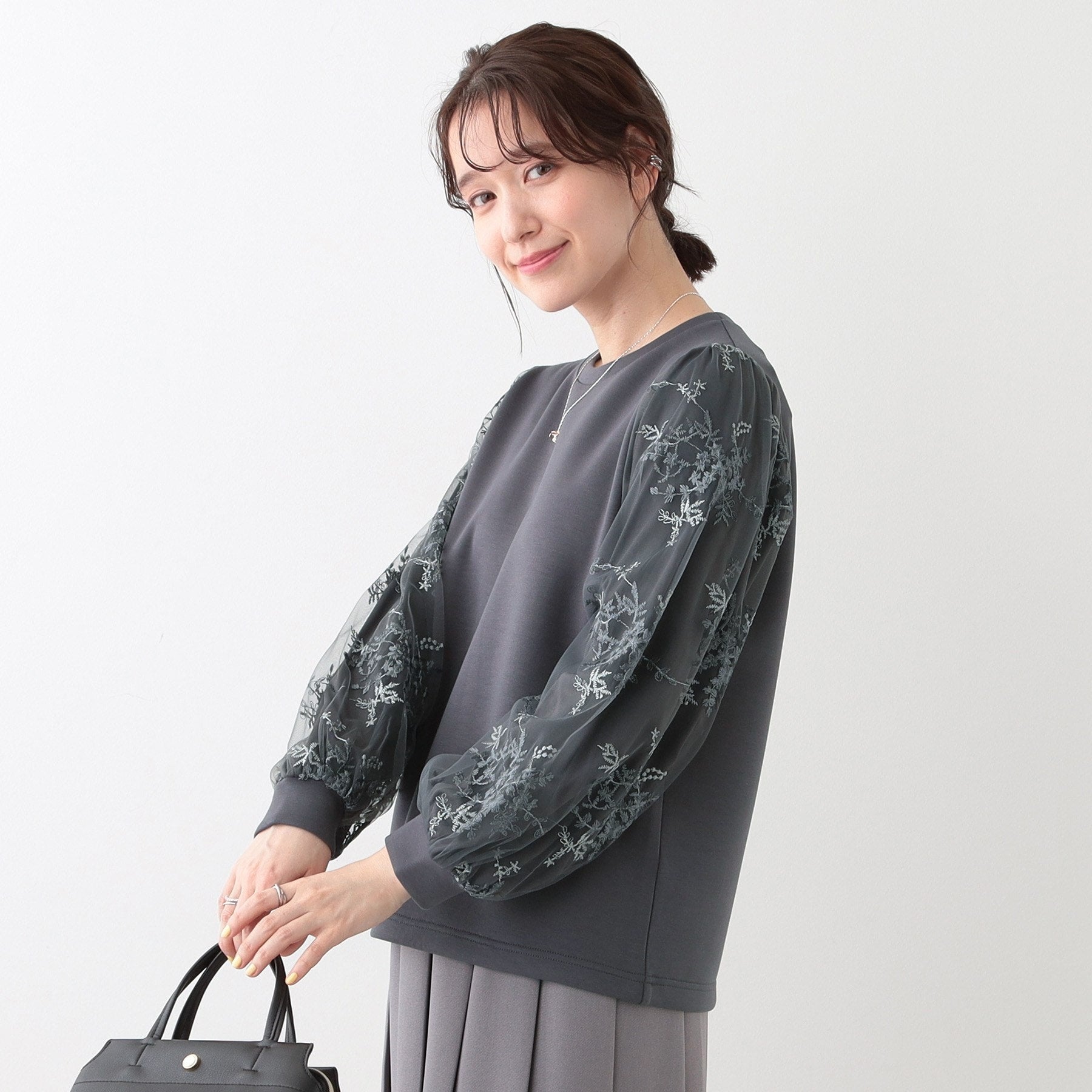 シューラルー SHOO・LA・RUE 【S-LL】袖チュール刺繍切り替えトップス （チャコールグレー(014)） チャコールグレー(014)
