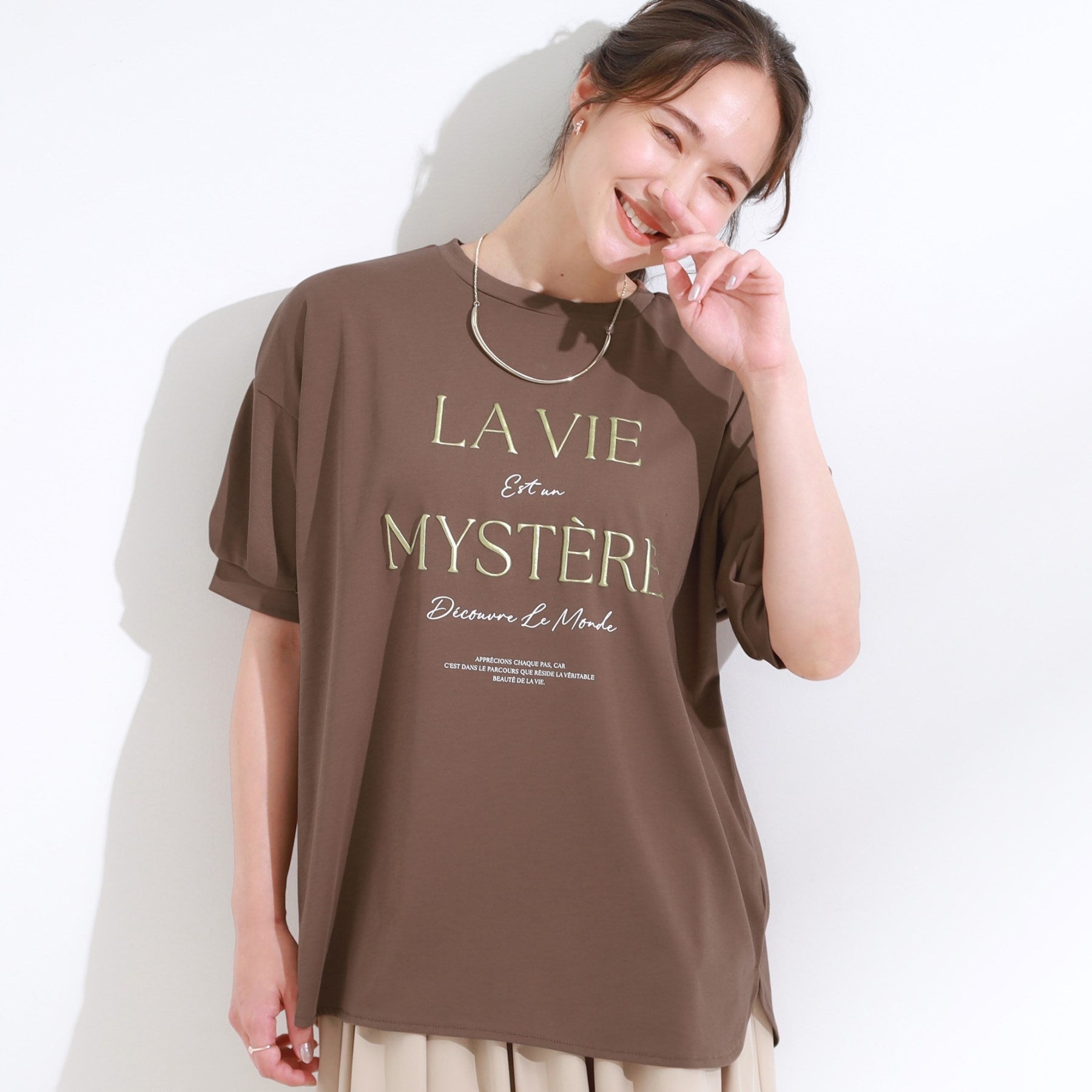シューラルー SHOO・LA・RUE 【S-LL/ひんやり/UV】こなれ感あるぷっくりラメ デザインロゴTシャツ （モカブラウン(042)） モカブラウン(042)