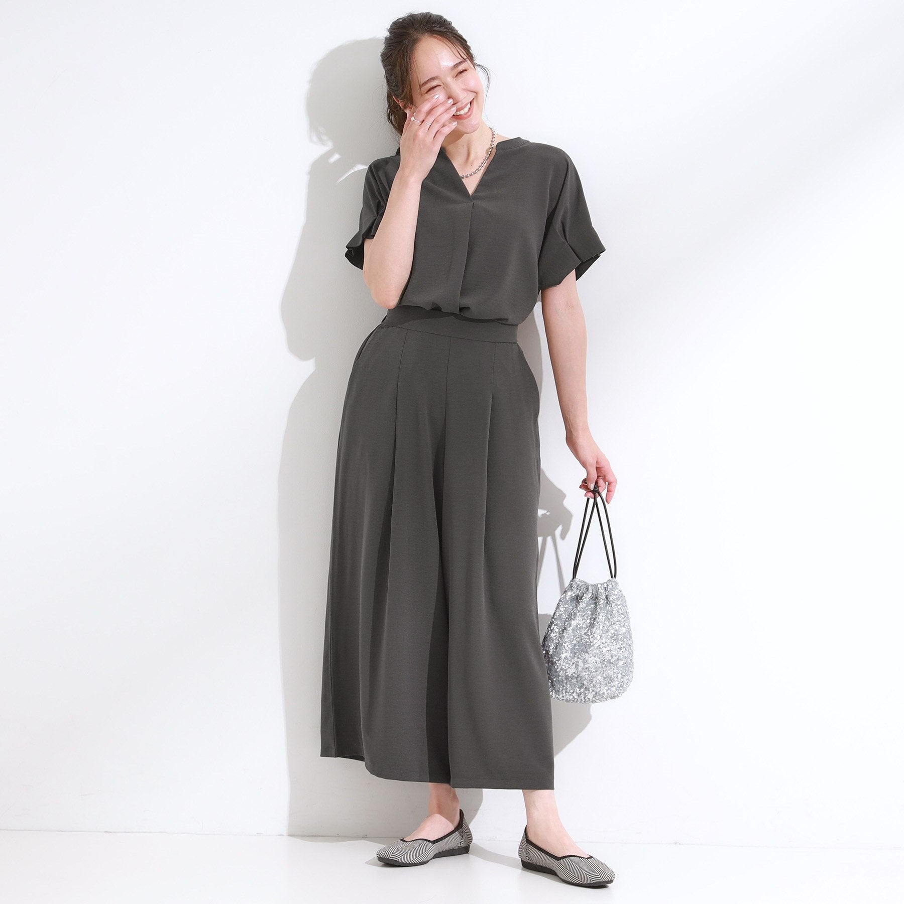 シューラルー SHOO・LA・RUE 【セットアップ可/ひんやり】上品に揺れる タックスカーチョ （チャコールグレー(014)） チャコールグレー(014)