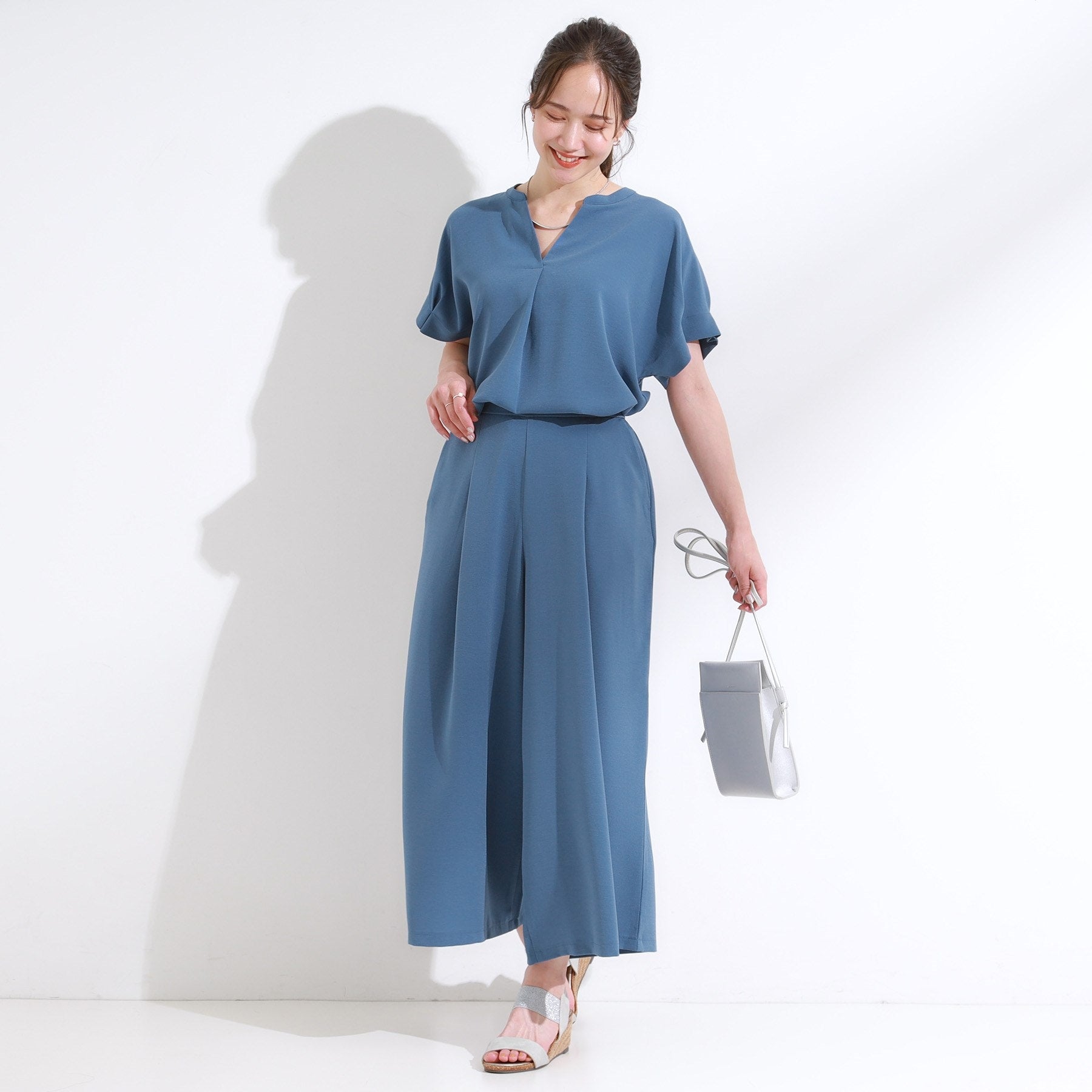 シューラルー SHOO・LA・RUE 【セットアップ可/ひんやり】上品に揺れる タックスカーチョ （チャコールグレー(014)） チャコールグレー(014)