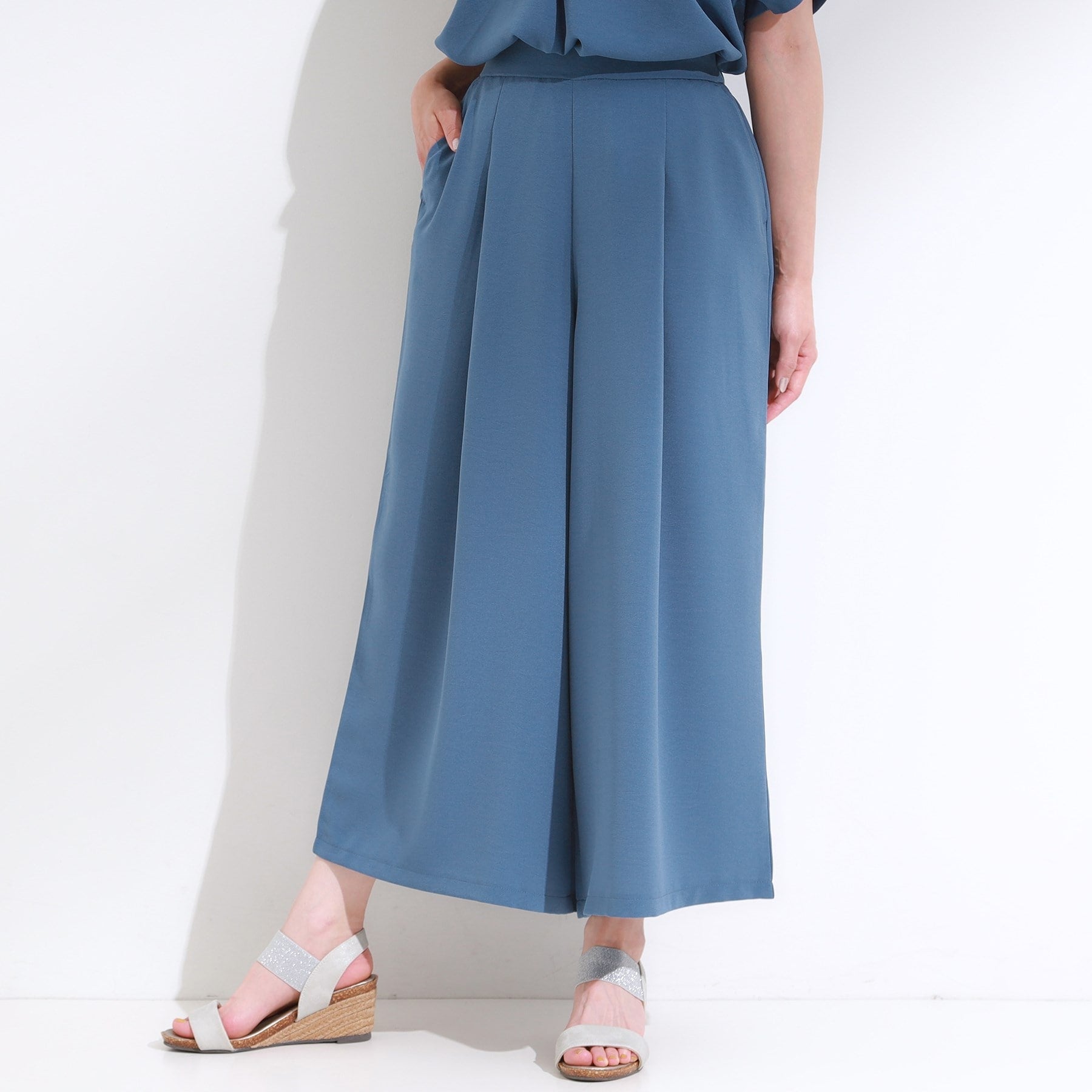 シューラルー SHOO・LA・RUE 【セットアップ可/ひんやり】上品に揺れる タックスカーチョ （ブルー(092)） ブルー(092)