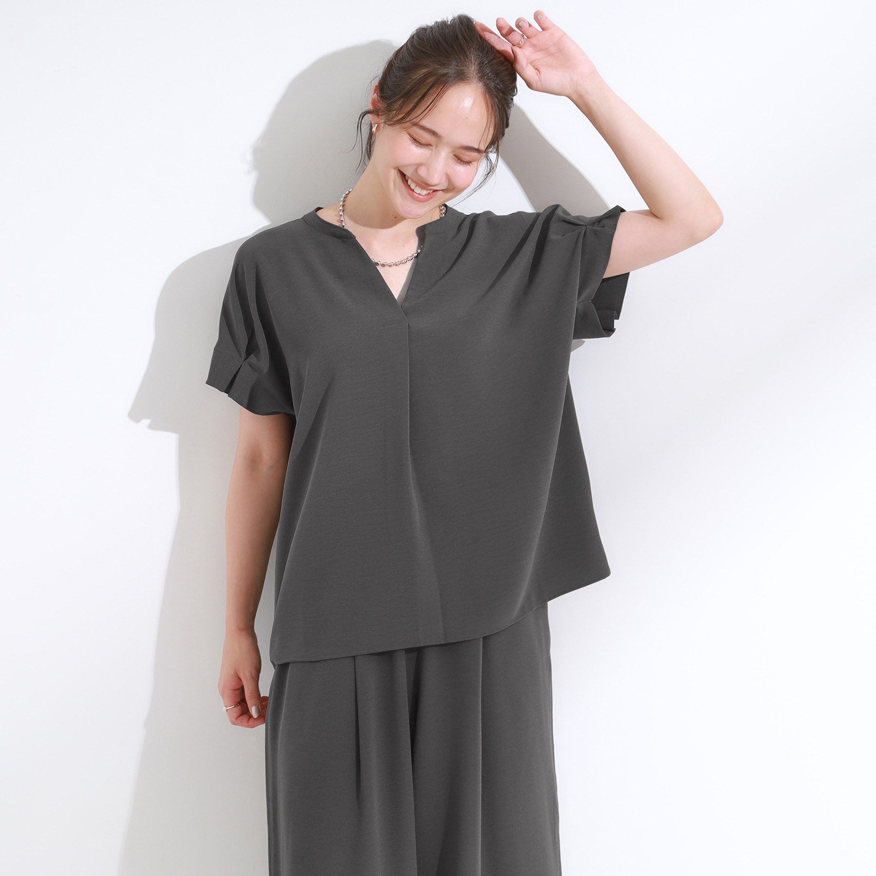シューラルー SHOO・LA・RUE 【セットアップ可/ひんやり】きちんと見えで上品 お袖タック スキッパーブラウス （ブラウン(043)） ブラウン(043)