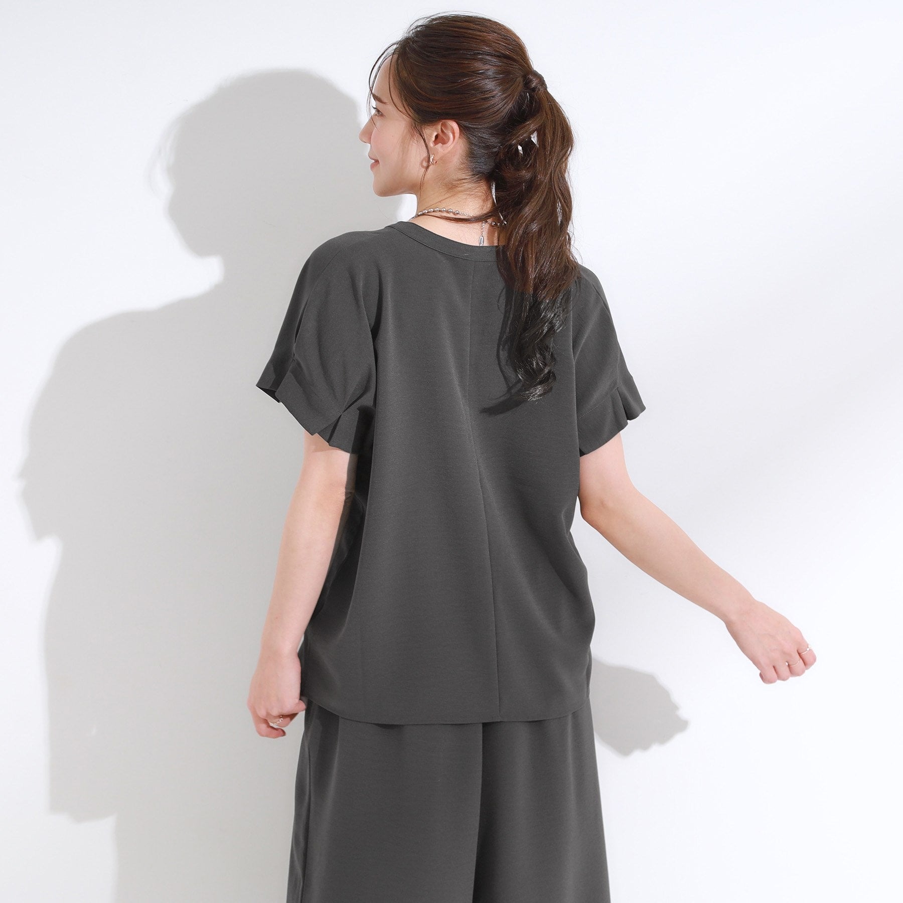 シューラルー SHOO・LA・RUE 【セットアップ可/ひんやり】きちんと見えで上品 お袖タック スキッパーブラウス （ブラウン(043)） ブラウン(043)
