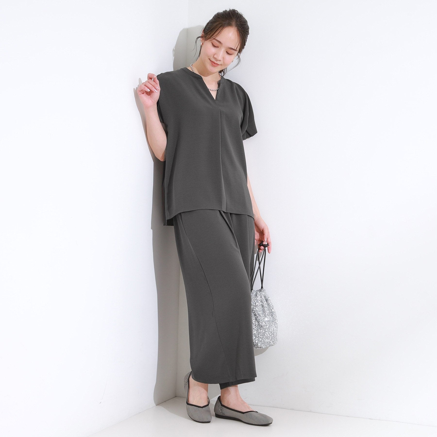 シューラルー SHOO・LA・RUE 【セットアップ可/ひんやり】きちんと見えで上品 お袖タック スキッパーブラウス （ブラウン(043)） ブラウン(043)