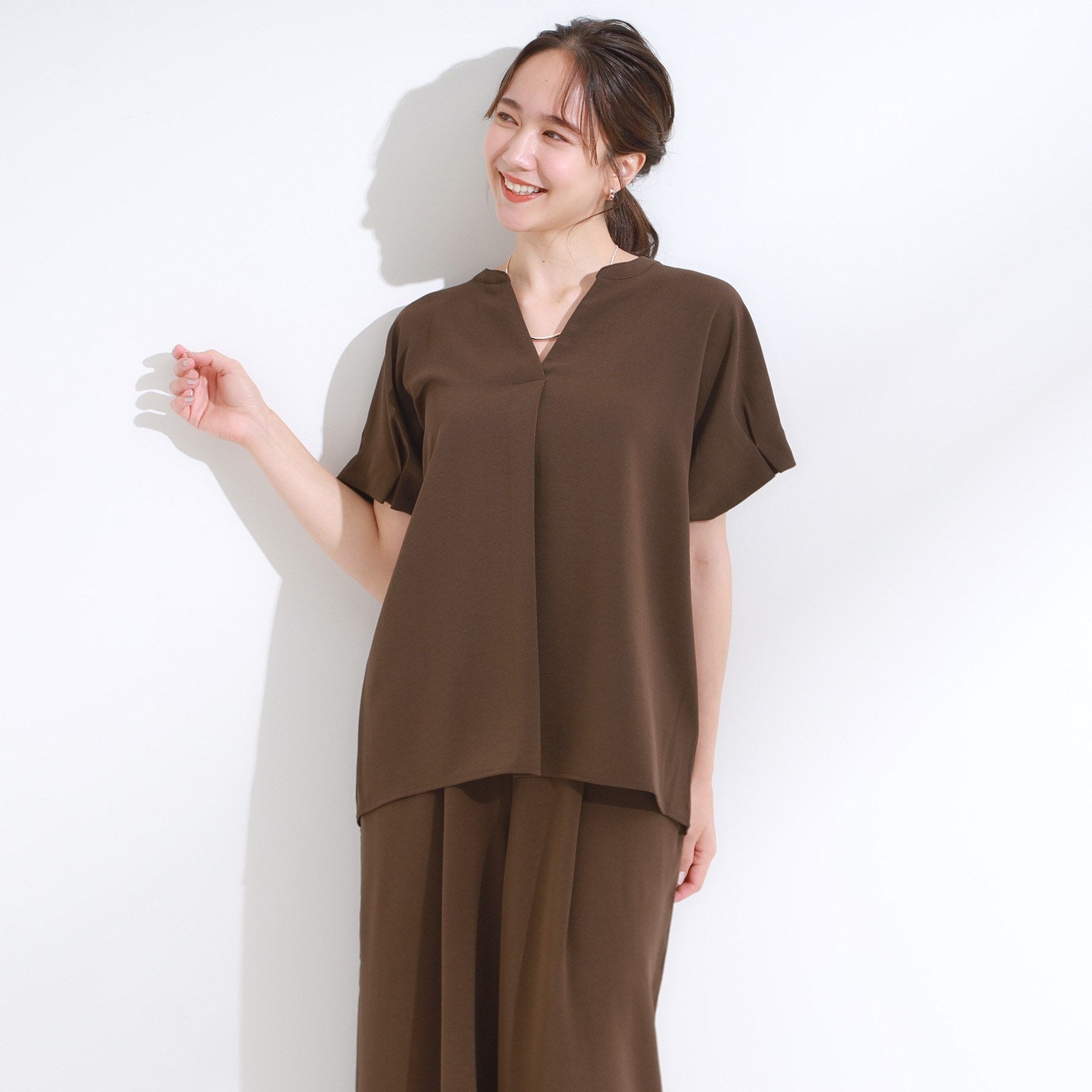 シューラルー SHOO・LA・RUE 【セットアップ可/ひんやり】きちんと見えで上品 お袖タック スキッパーブラウス （ブラウン(043)） ブラウン(043)