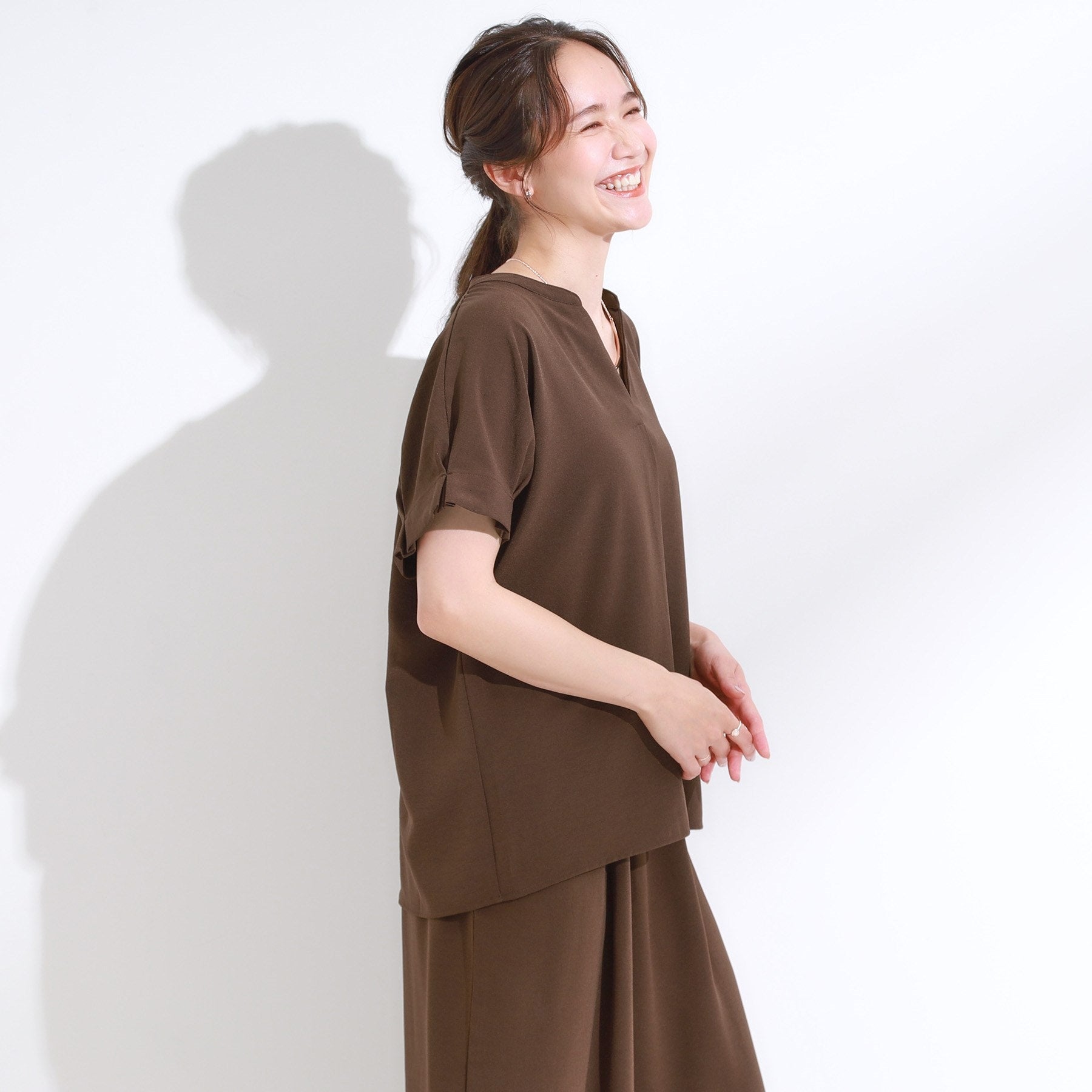 シューラルー SHOO・LA・RUE 【セットアップ可/ひんやり】きちんと見えで上品 お袖タック スキッパーブラウス （ブラウン(043)） ブラウン(043)