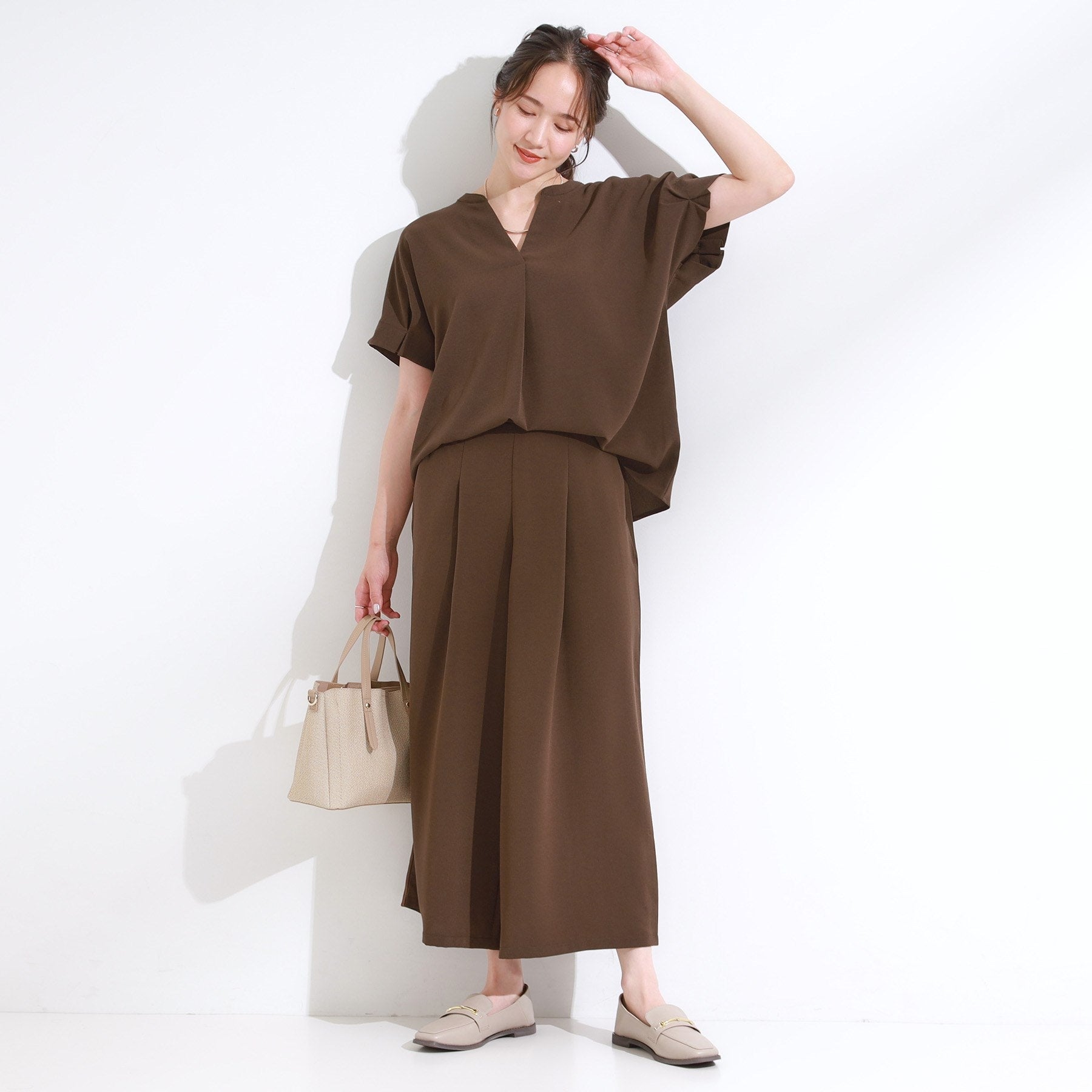 シューラルー SHOO・LA・RUE 【セットアップ可/ひんやり】きちんと見えで上品 お袖タック スキッパーブラウス （ブラウン(043)） ブラウン(043)