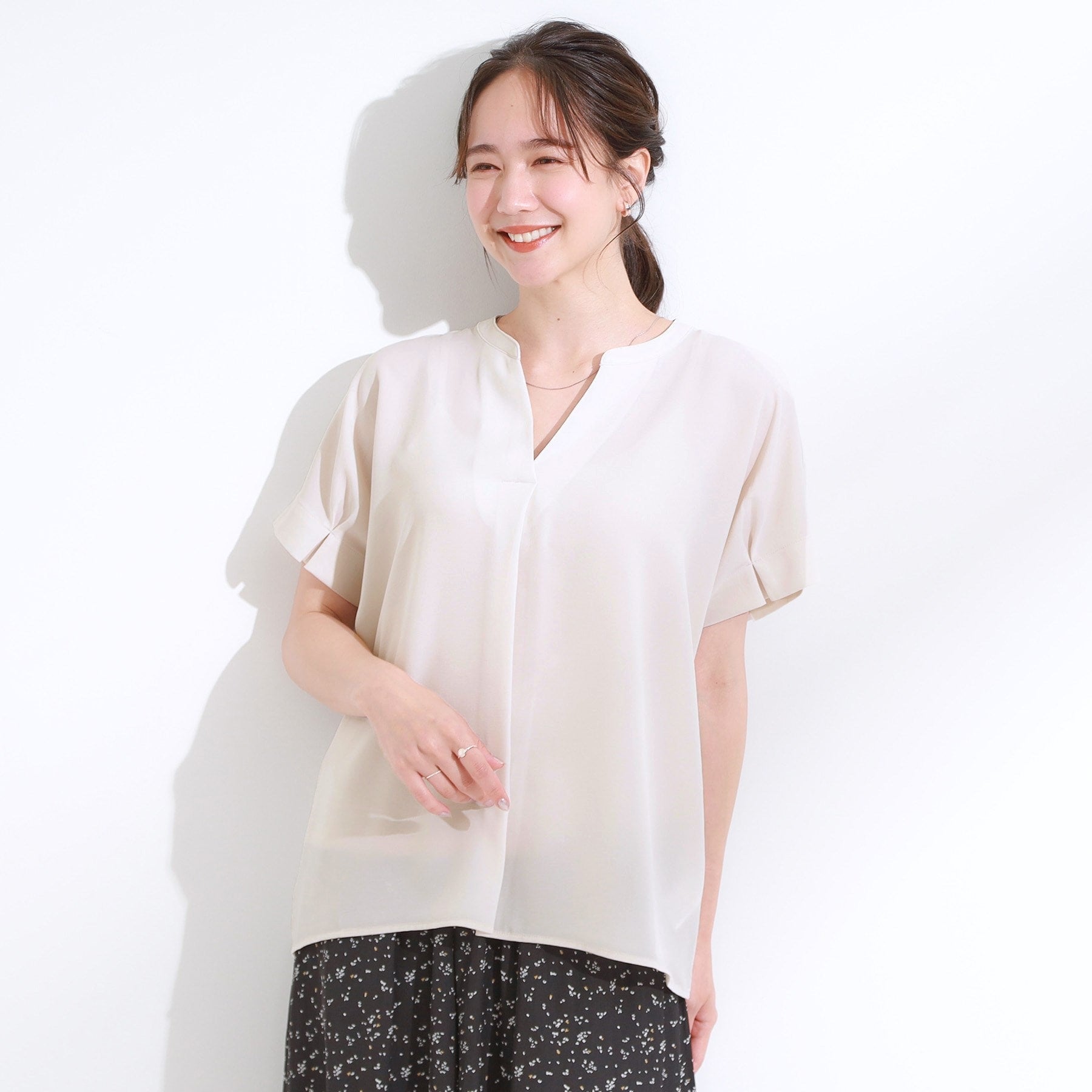 シューラルー SHOO・LA・RUE 【セットアップ可/ひんやり】きちんと見えで上品 お袖タック スキッパーブラウス （ブラウン(043)） ブラウン(043)