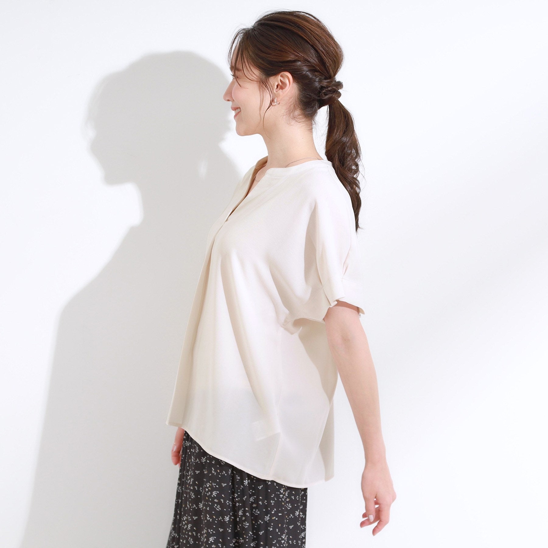 シューラルー SHOO・LA・RUE 【セットアップ可/ひんやり】きちんと見えで上品 お袖タック スキッパーブラウス （ブラウン(043)） ブラウン(043)
