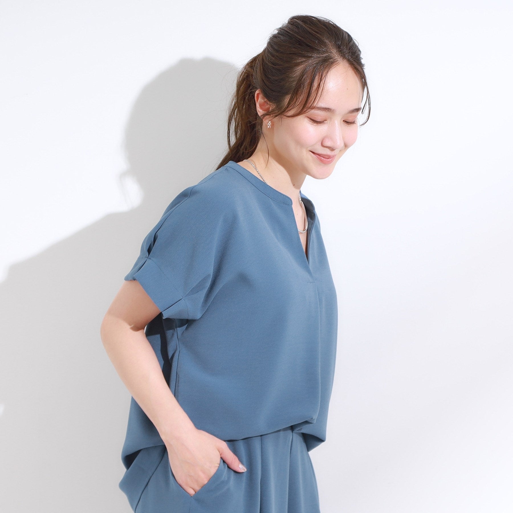 シューラルー SHOO・LA・RUE 【セットアップ可/ひんやり】きちんと見えで上品 お袖タック スキッパーブラウス （ブラウン(043)） ブラウン(043)