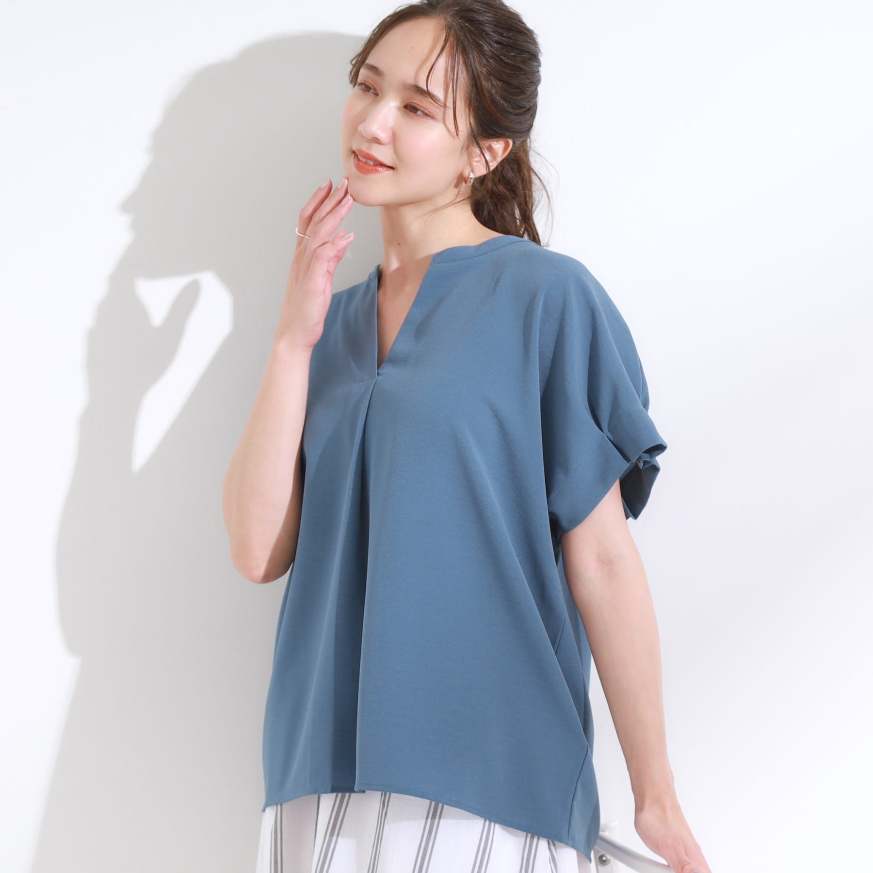 シューラルー SHOO・LA・RUE 【セットアップ可/ひんやり】きちんと見えで上品 お袖タック スキッパーブラウス （ブルー(092)） ブルー(092)