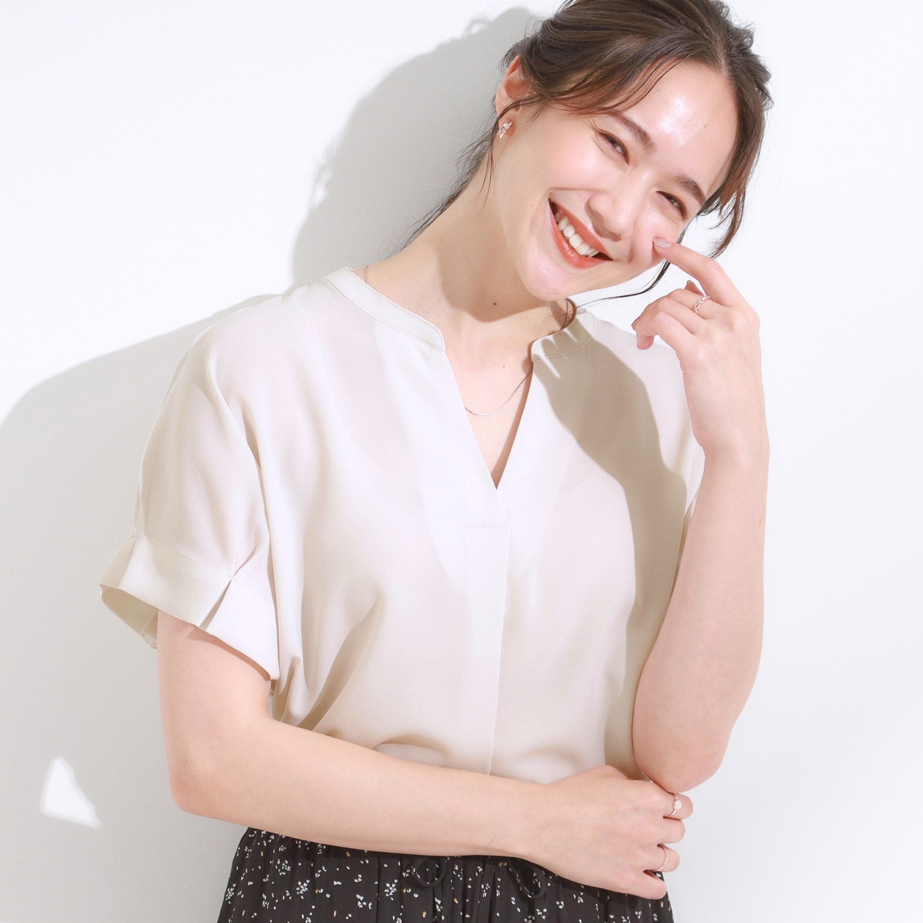 シューラルー SHOO・LA・RUE 【セットアップ可/ひんやり】きちんと見えで上品 お袖タック スキッパーブラウス （ライトベージュ(051)） ライトベージュ(051)
