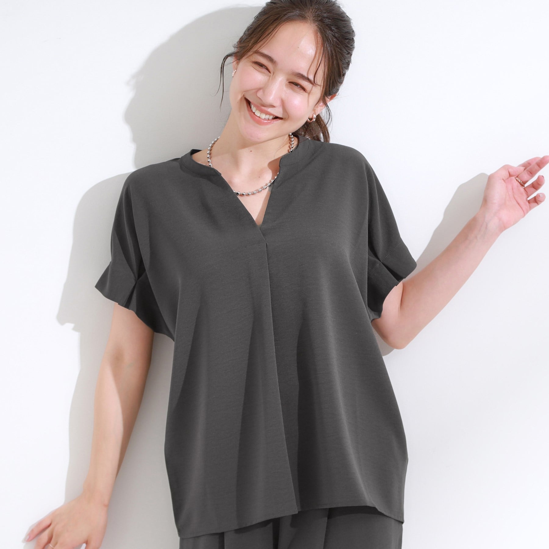 シューラルー SHOO・LA・RUE 【セットアップ可/ひんやり】きちんと見えで上品 お袖タック スキッパーブラウス （チャコールグレー(014)） チャコールグレー(014)