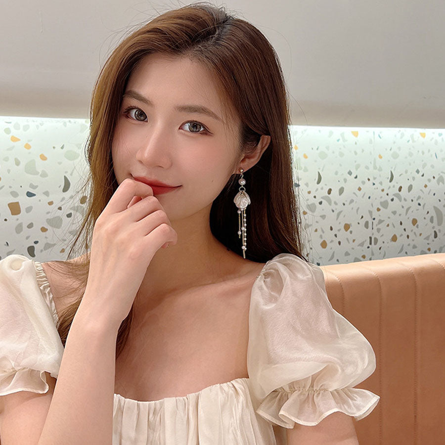 Shopping Go shoppinggo Long earrings Dangling Flower Cute Pearl earrings Motif earrings Large Shining Dangling earrings Gift for women Sparkling