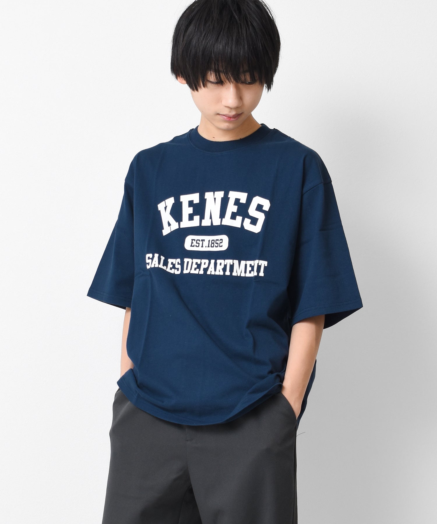 ケネスグラフィティ KENES GRAFFITI アーチロゴプリントTシャツ （ネイビー） ネイビー