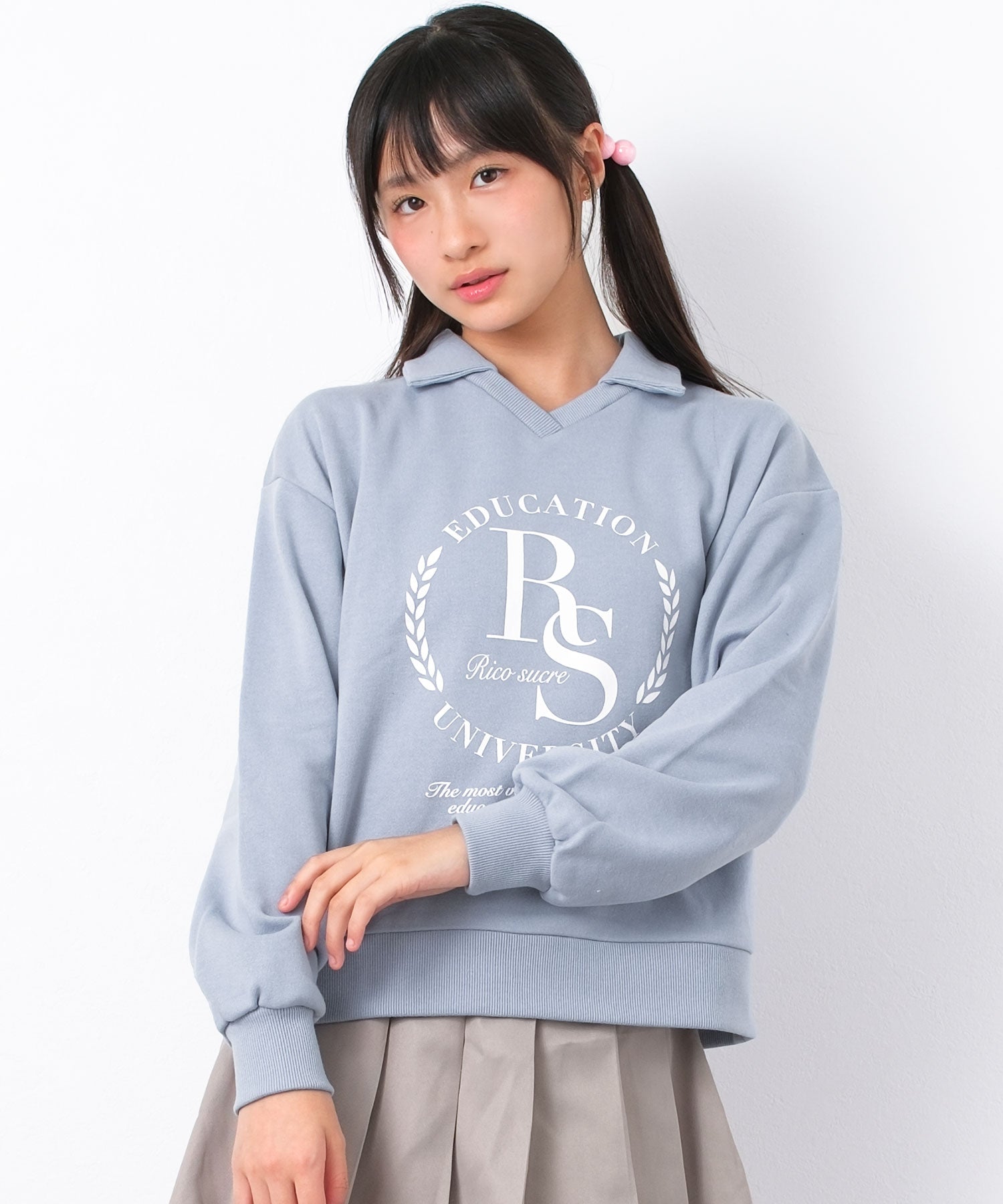 リコ シュクレ RiCO SUCRE 襟付きプルオーバー （ダスティーサックス） ダスティーサックス