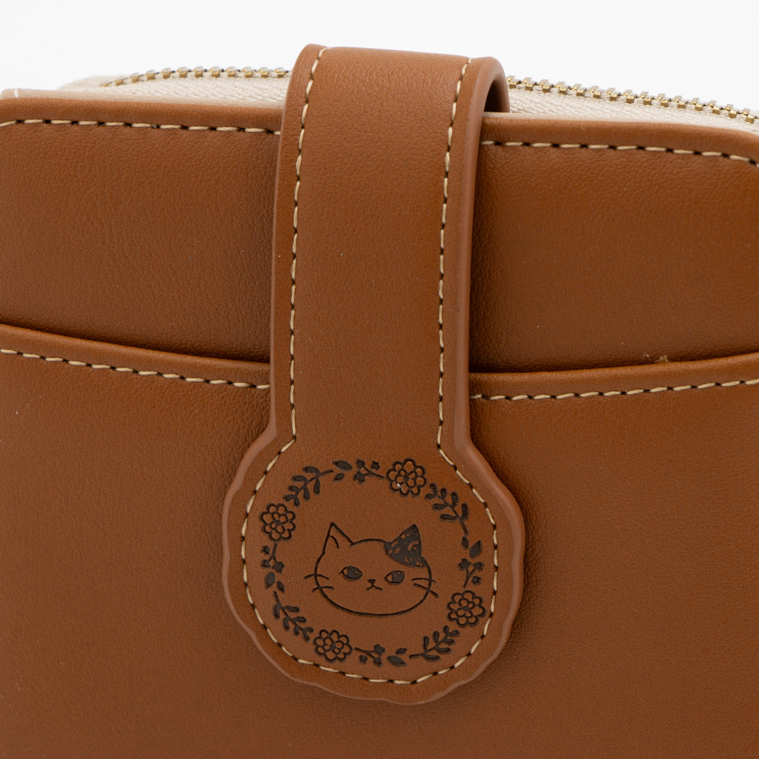 シャンフィー SHANFFY 財布 レディース 2つ折り ラウンドファスナー 前ポケット 猫 ネコ 可愛い リース柄 ベルト キャラクター 型押し （ブラウン） ブラウン