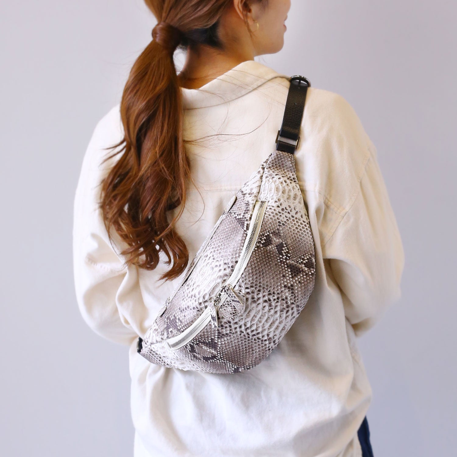 サンキョウショウカイ 三京商会 ダイヤモンドパイソンレザー ボディバッグ 肩掛け 斜め掛け(06001826r) （ナチュラル） ナチュラル