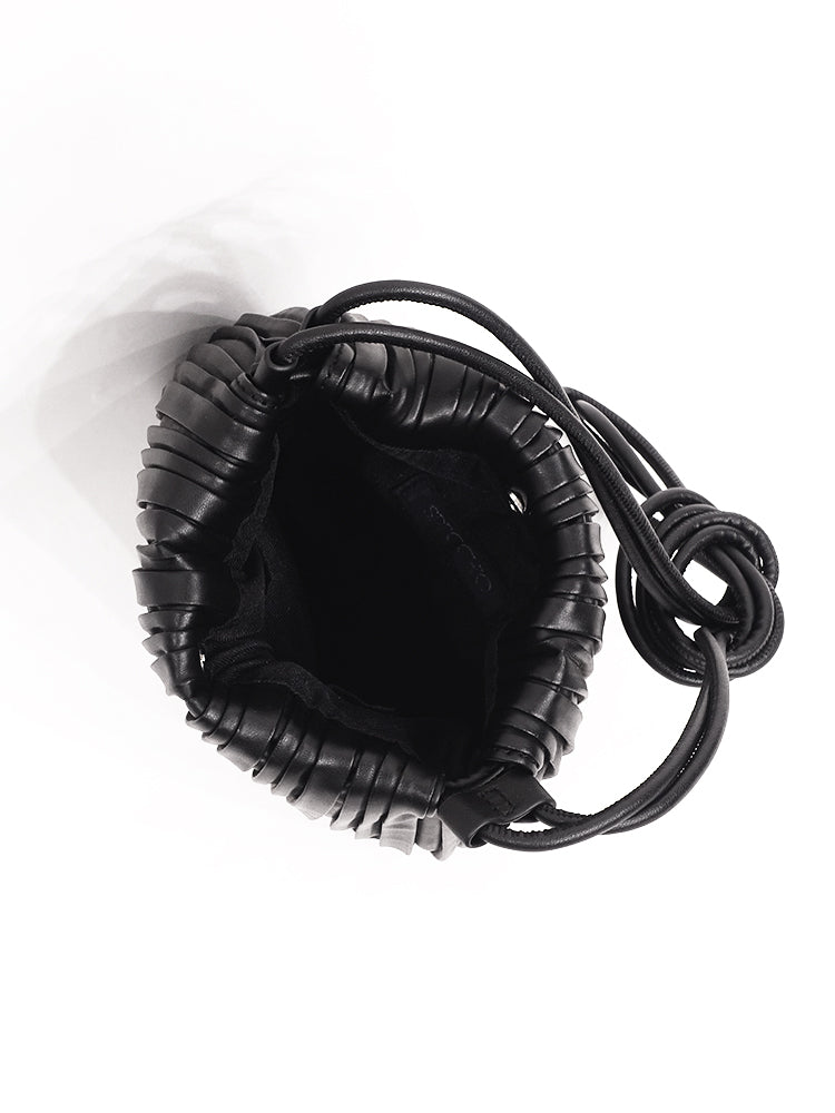 スペッチオ SPECCHIO プリーツ巾着ショルダーミニバッグ （ブラック） ブラック