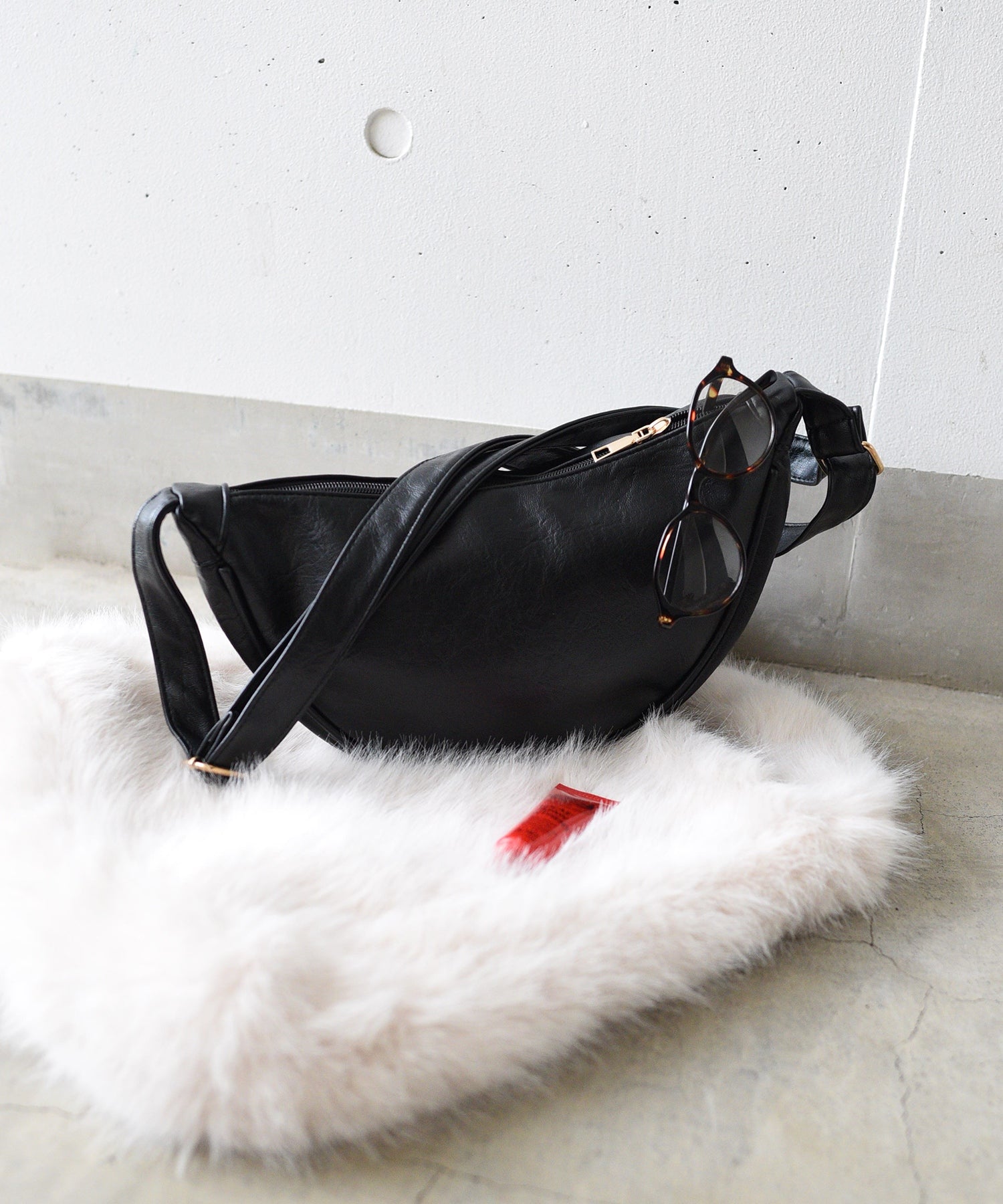 スタイロ styiro ラウンドショルダーバッグ （ブラック） ブラック