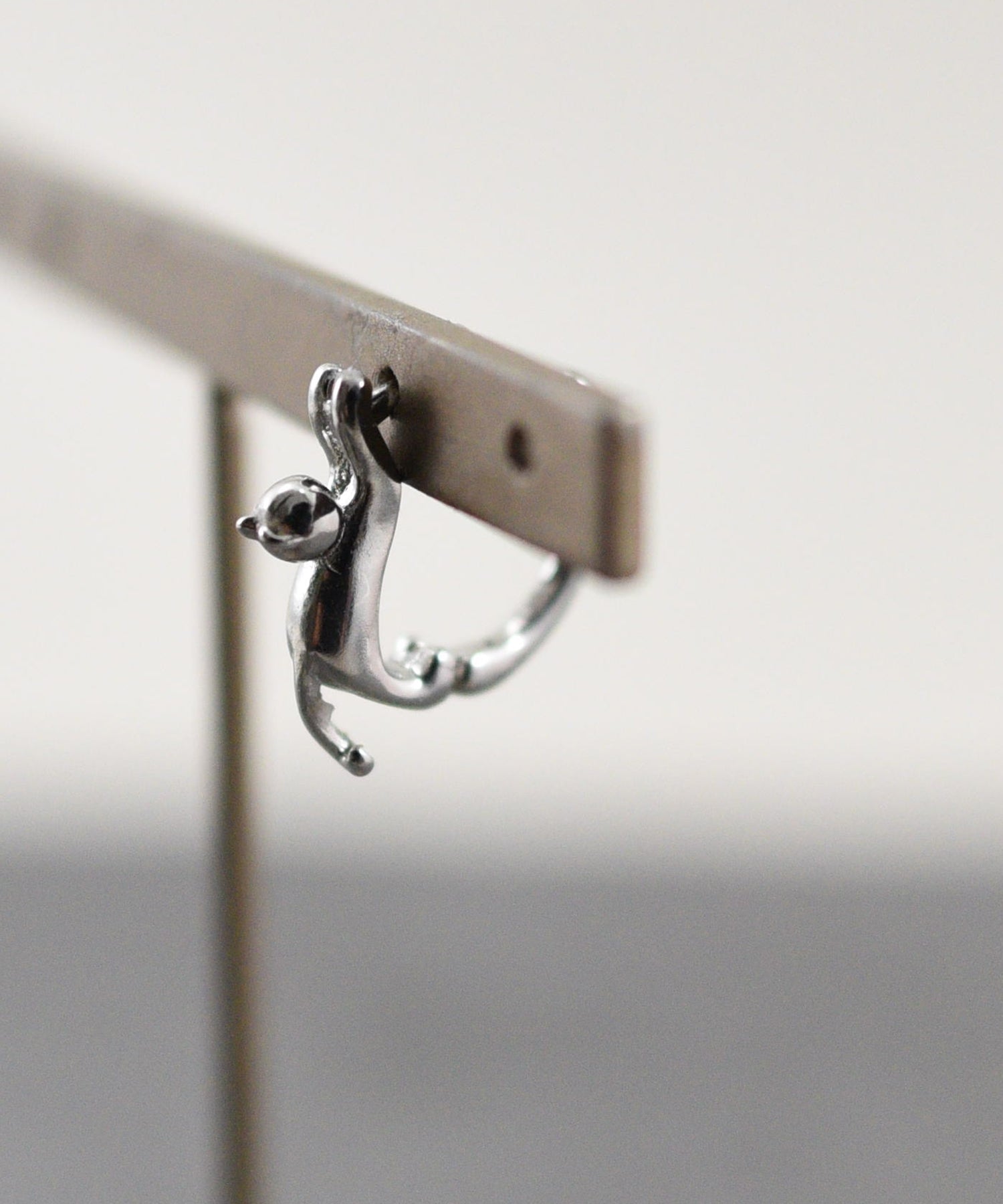 スタイロ styiro ニッケルフリー 猫メタルフープピアス （シルバー） シルバー