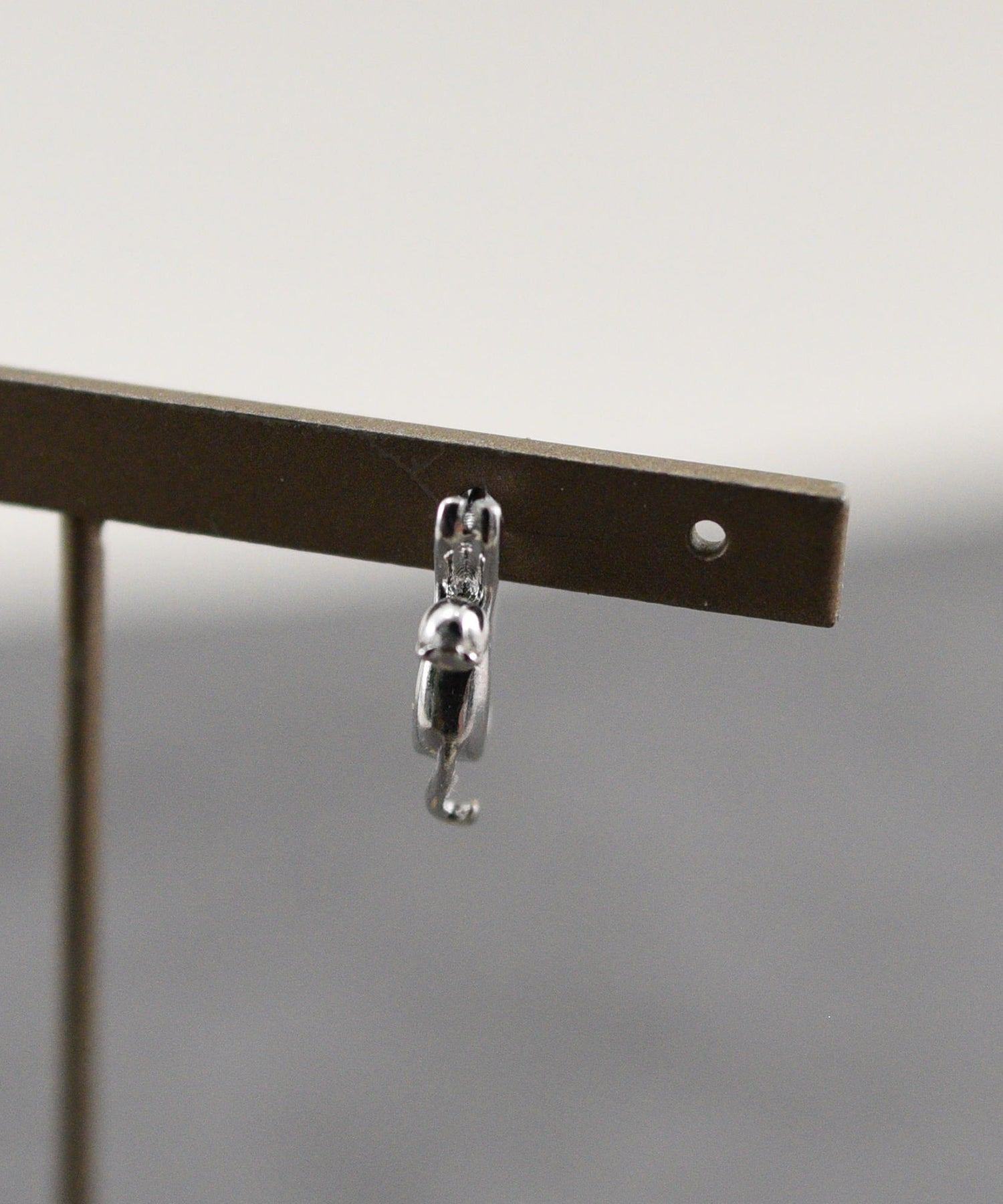 スタイロ styiro ニッケルフリー 猫メタルフープピアス （シルバー） シルバー