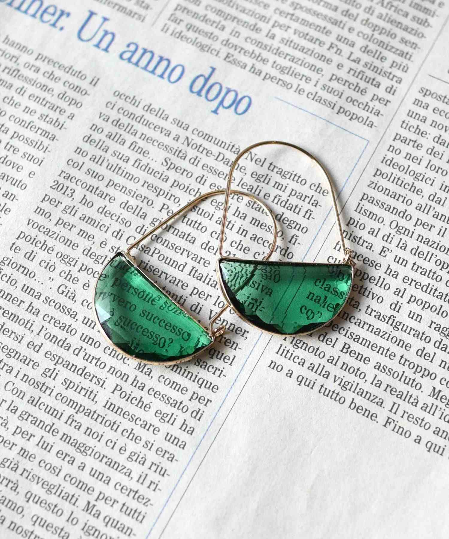 スタイロ styiro ニッケルフリー クリアハーフムーンフープアクリルピアス （グリーン） グリーン