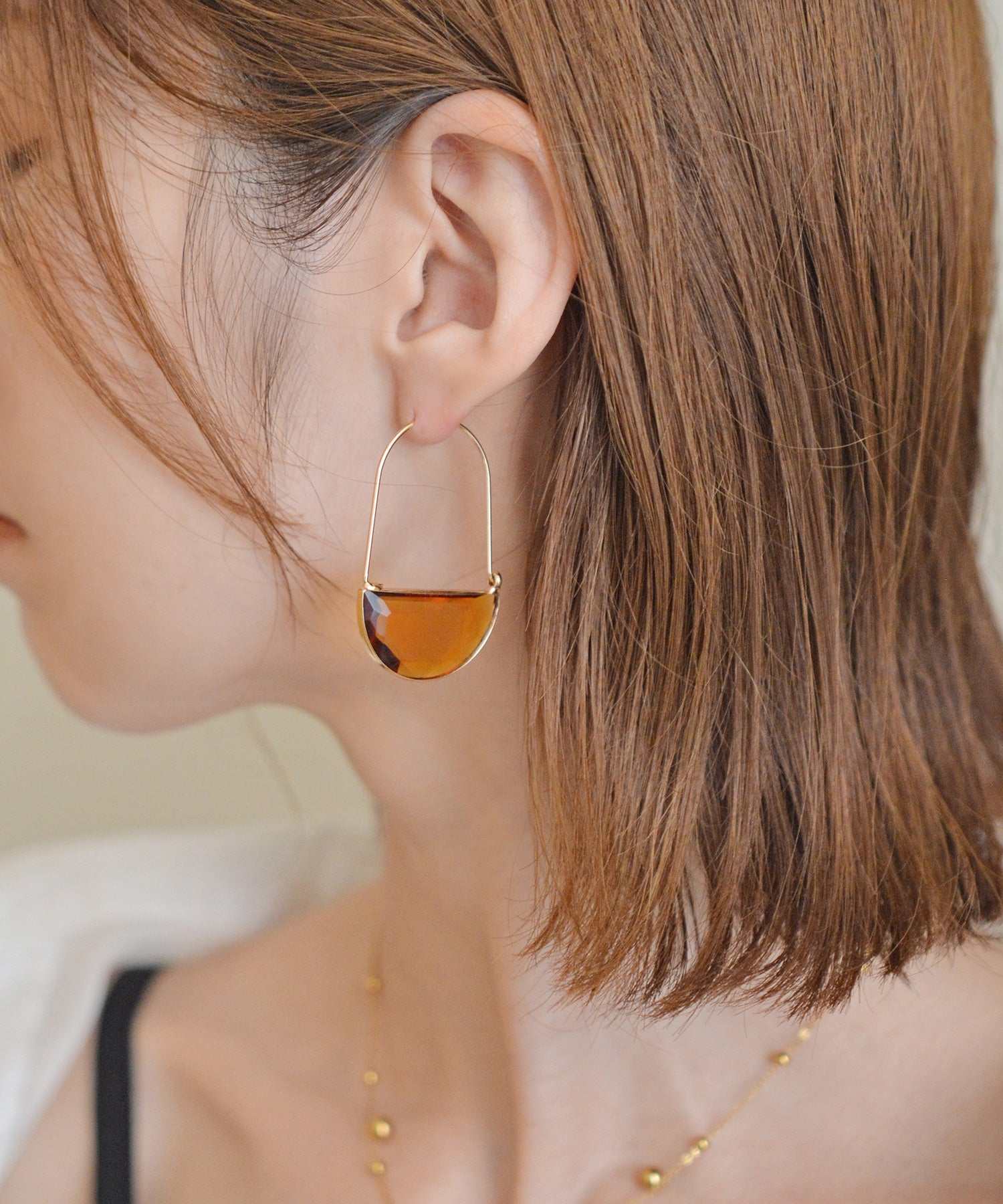 スタイロ styiro ニッケルフリー クリアハーフムーンフープアクリルピアス （キャメル） キャメル