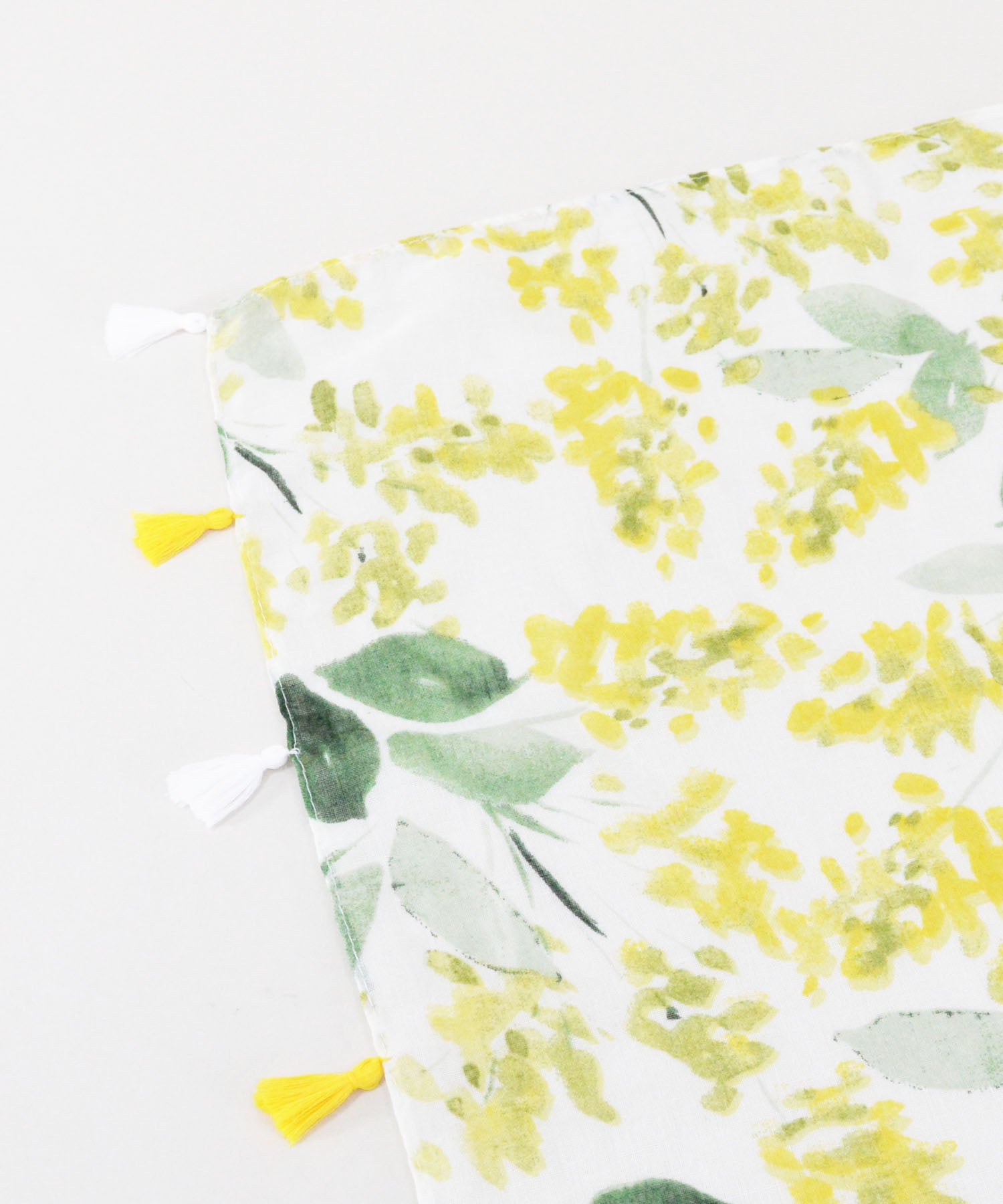 スタイロ styiro 春夏のUV対策に。タッセル付き 柄ストール （グリーン＆イエロー） グリーン＆イエロー