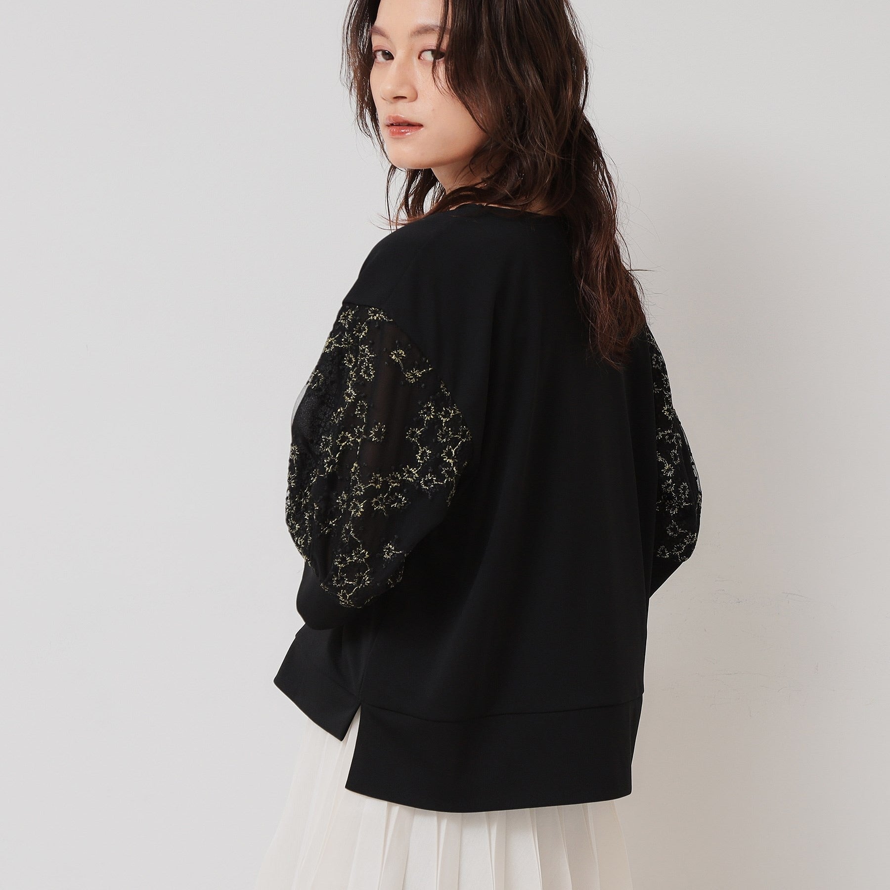 スーナウーナ SunaUna 【チュール刺繍／1枚でキマる】華やかプルオーバー （ブラック(019)） ブラック(019)