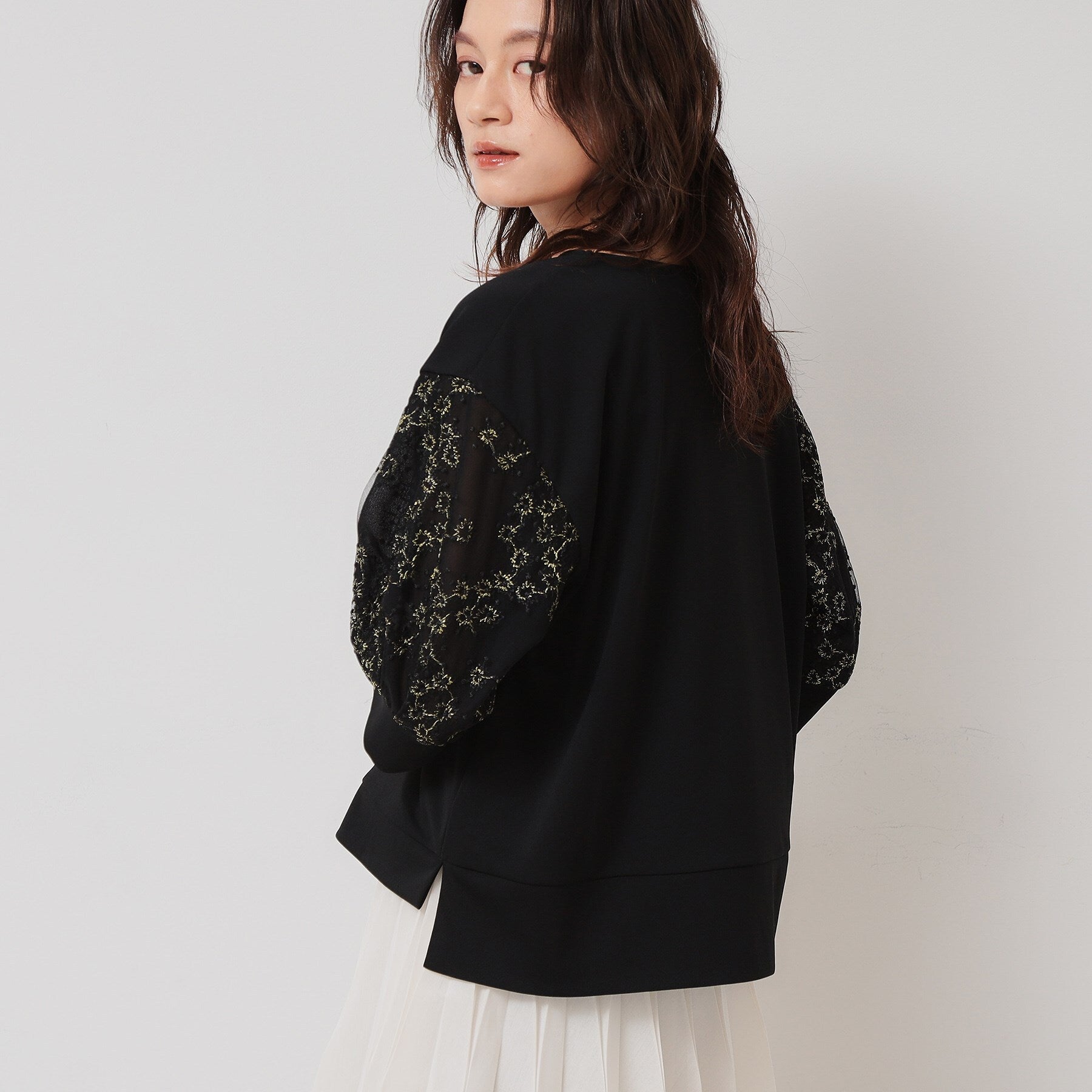 スーナウーナ SunaUna 【チュール刺繍／1枚でキマる】華やかプルオーバー （ブラック(019)） ブラック(019)