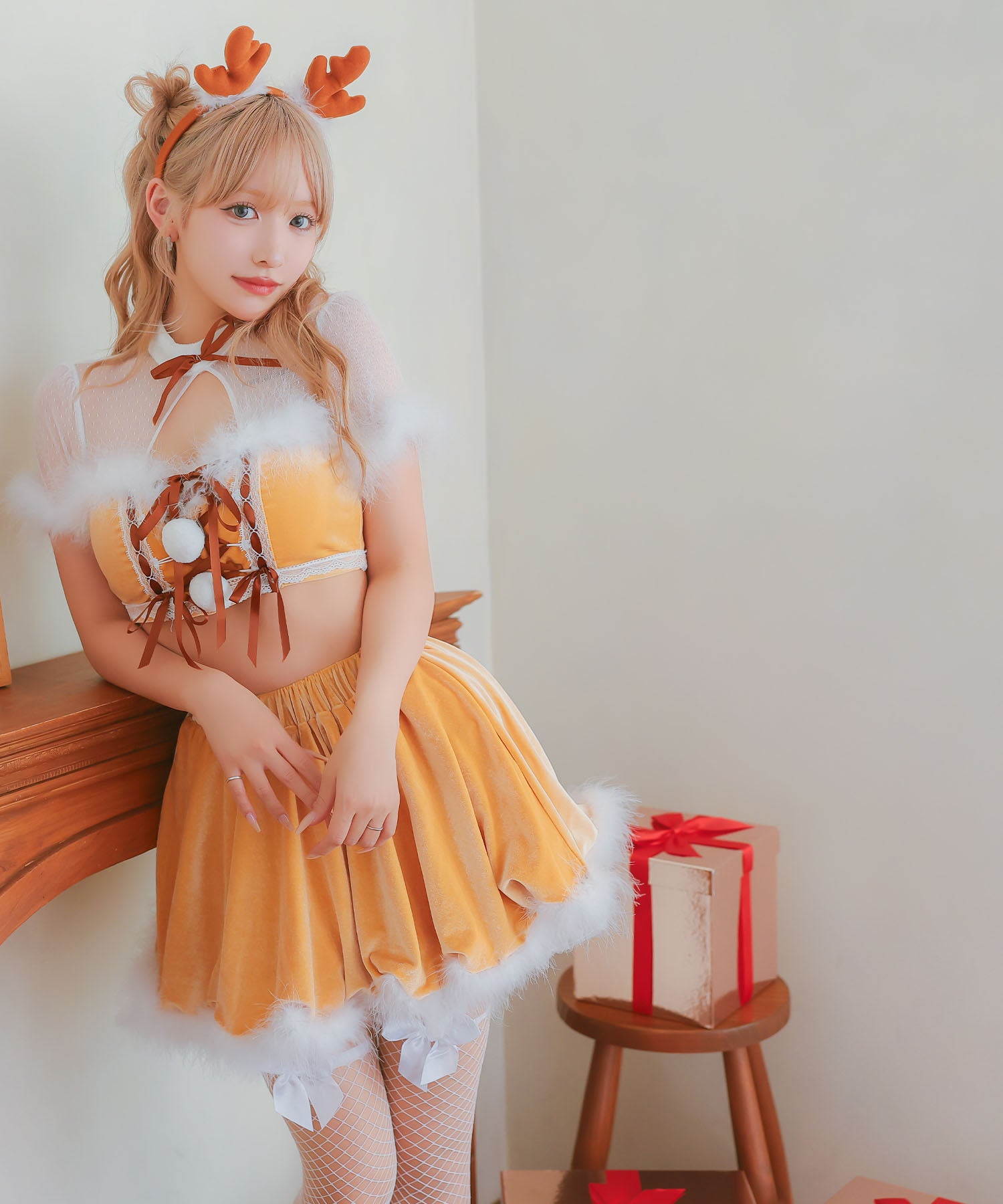 ティカ Tika サンタコス 4点set シアー切り替えレースアップリボンへそ出しセパレートフレアスカートふわふわフェザートナカイアニマルサンタコスプレ