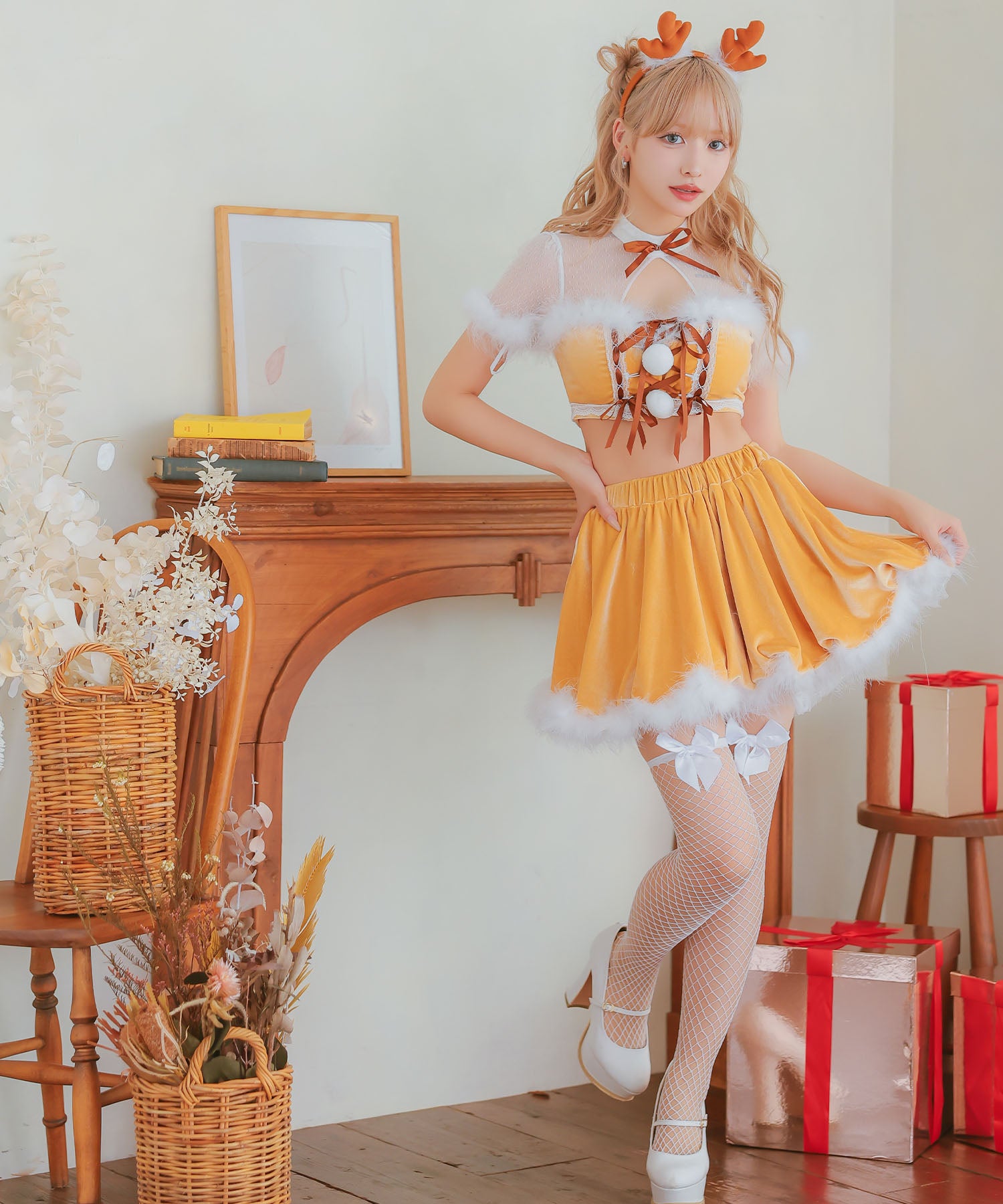 ティカ Tika サンタコス 4点set シアー切り替えレースアップリボンへそ出しセパレートフレアスカートふわふわフェザートナカイアニマルサンタコスプレ
