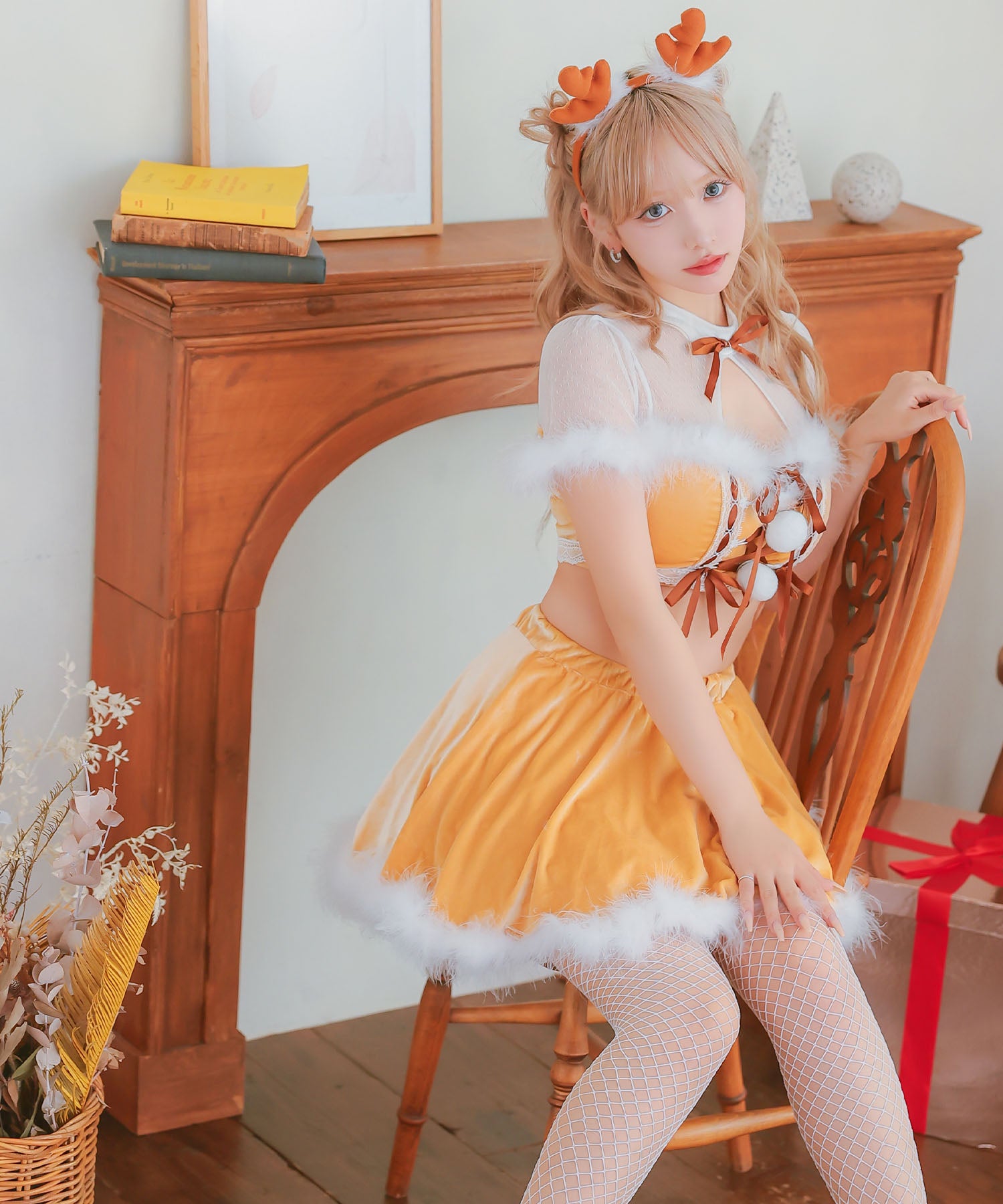 ティカ Tika サンタコス 4点set シアー切り替えレースアップリボンへそ出しセパレートフレアスカートふわふわフェザートナカイアニマルサンタコスプレ
