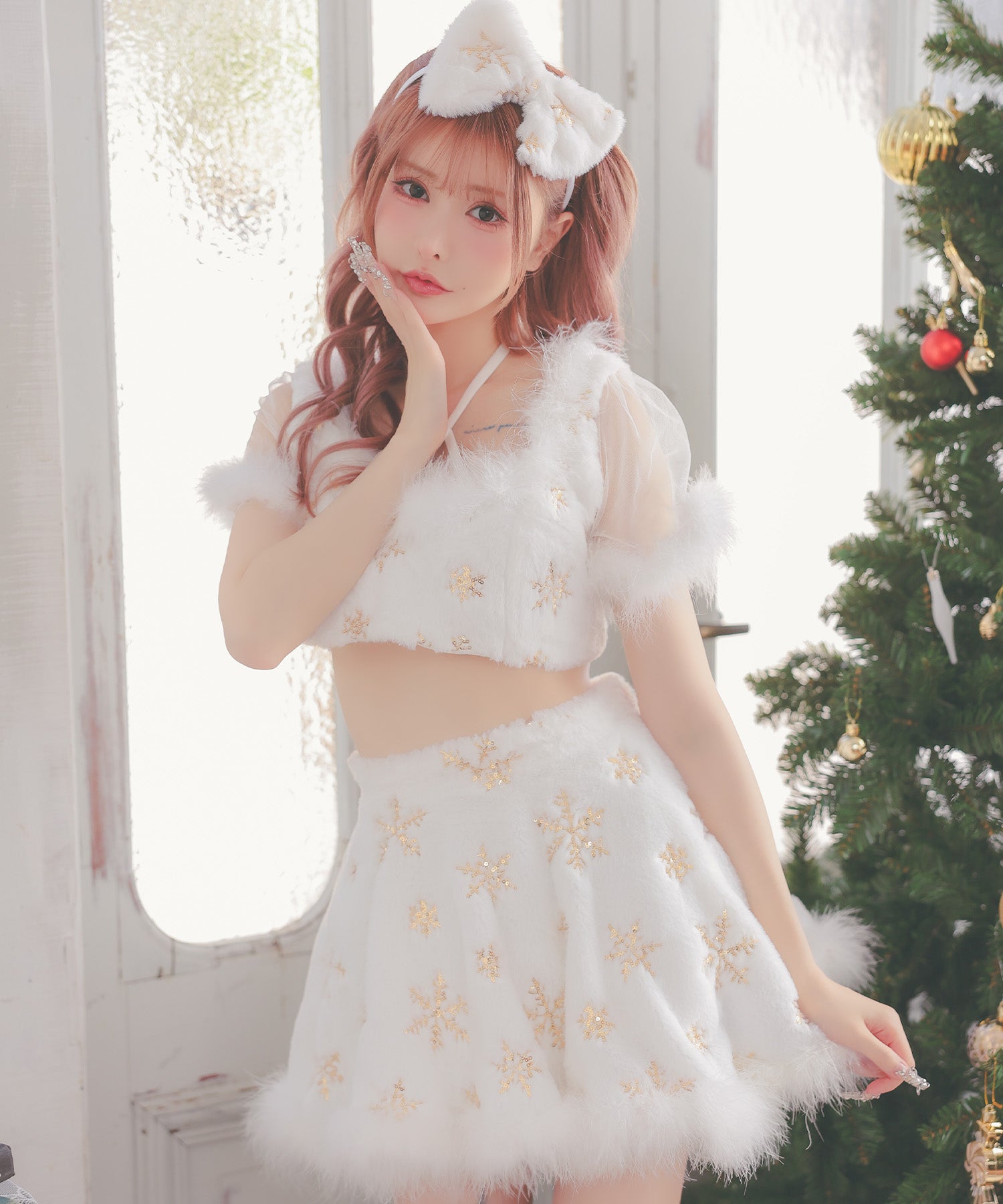 ティカ Tika サンタコス 3点set クロスネックリボンへそ出しセパレートフレアスカートふわもこスパンコールスノウサンタコスプレドレス