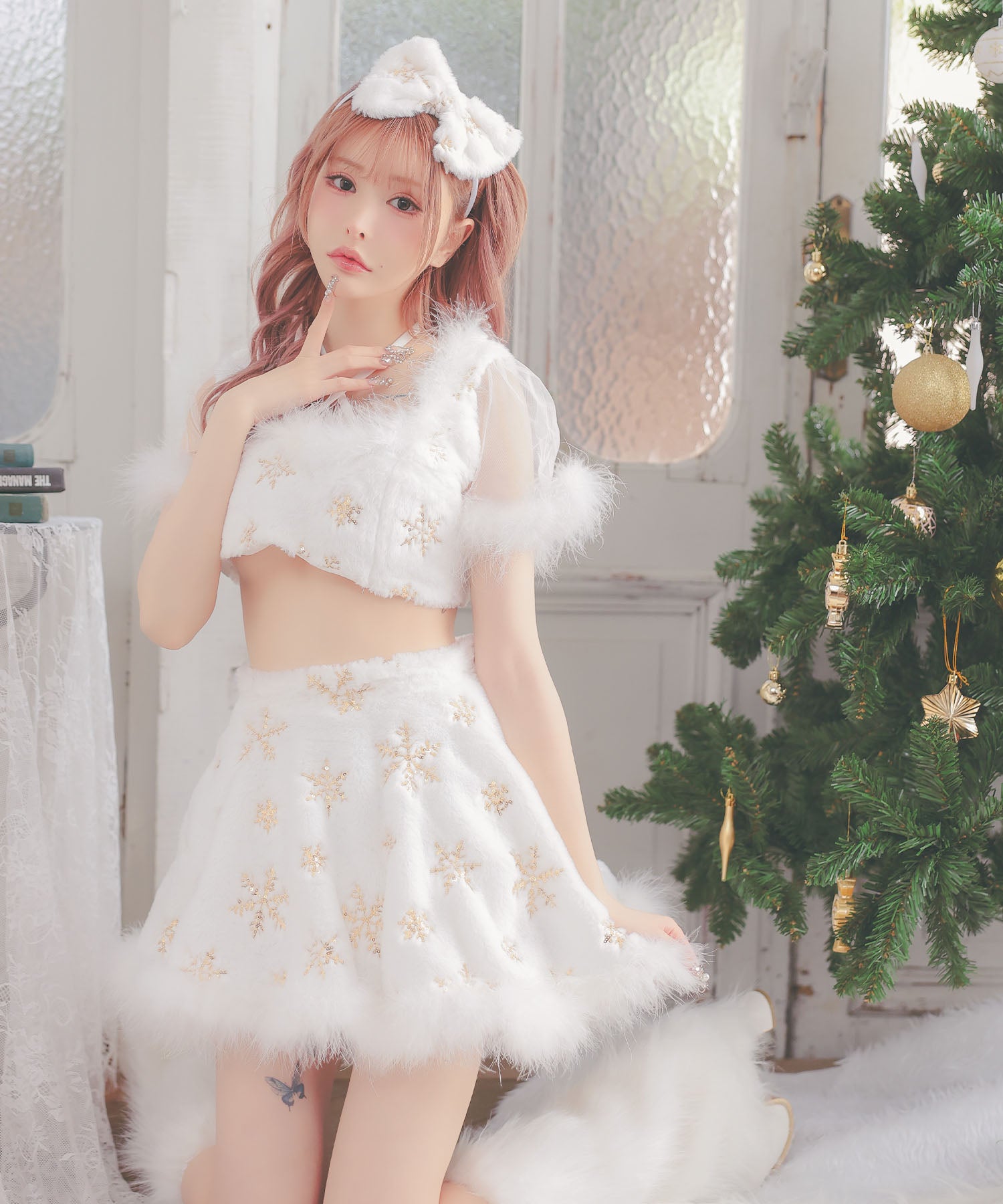 ティカ Tika サンタコス 3点set クロスネックリボンへそ出しセパレートフレアスカートふわもこスパンコールスノウサンタコスプレドレス