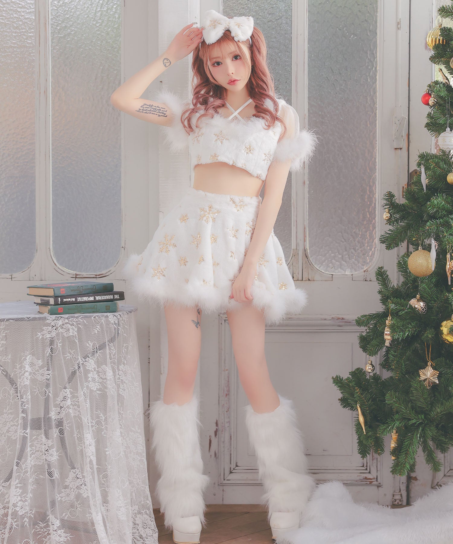 ティカ Tika サンタコス 3点set クロスネックリボンへそ出しセパレートフレアスカートふわもこスパンコールスノウサンタコスプレドレス