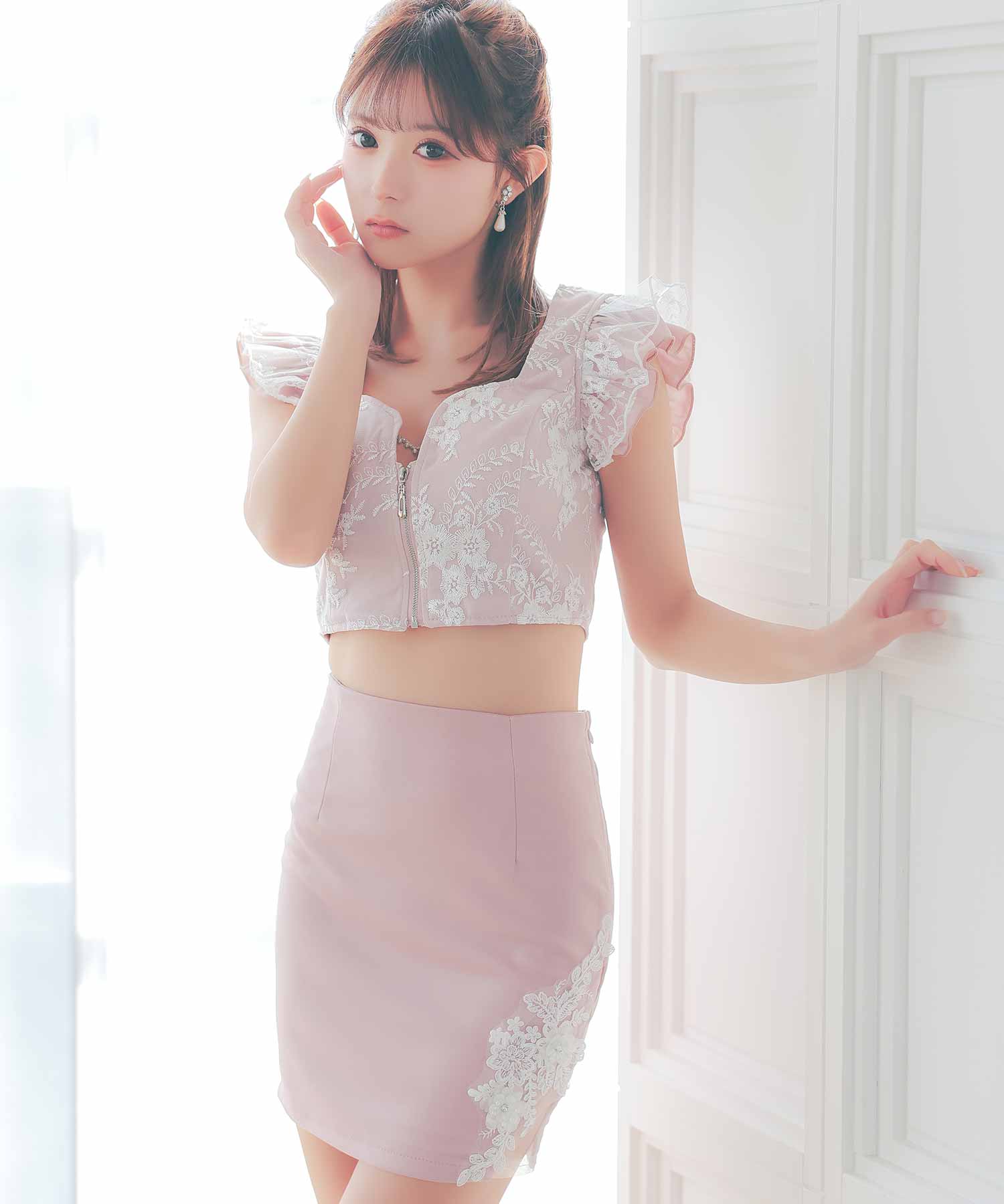 ティカ Tika キャバドレス バストジップフリル袖フェミニンフラワー刺繍セットアップタイトミニドレス