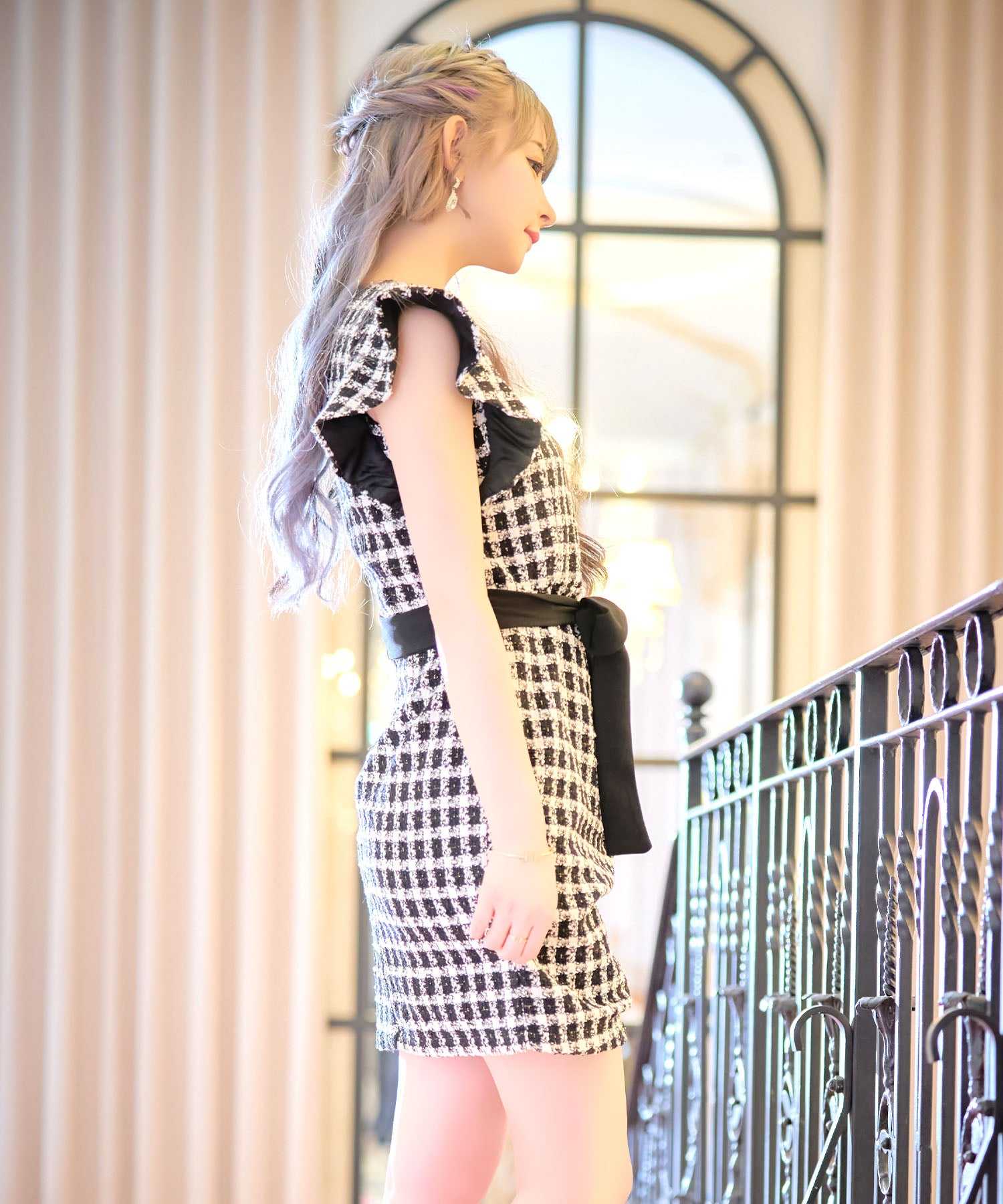 ティカ Tika クロスネックフリル袖ウエストリボンモノトーンツイードタイトミニドレス