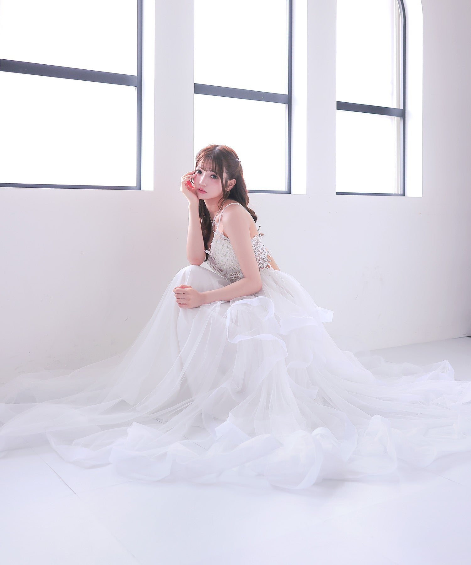 ティカ Tika バックオープンスピンドルキャミソールケミカルレースビジューランダムボリュームチュールAラインロングバースデードレス (Sサイズ～Lサイズ) （ホワイト） ホワイト