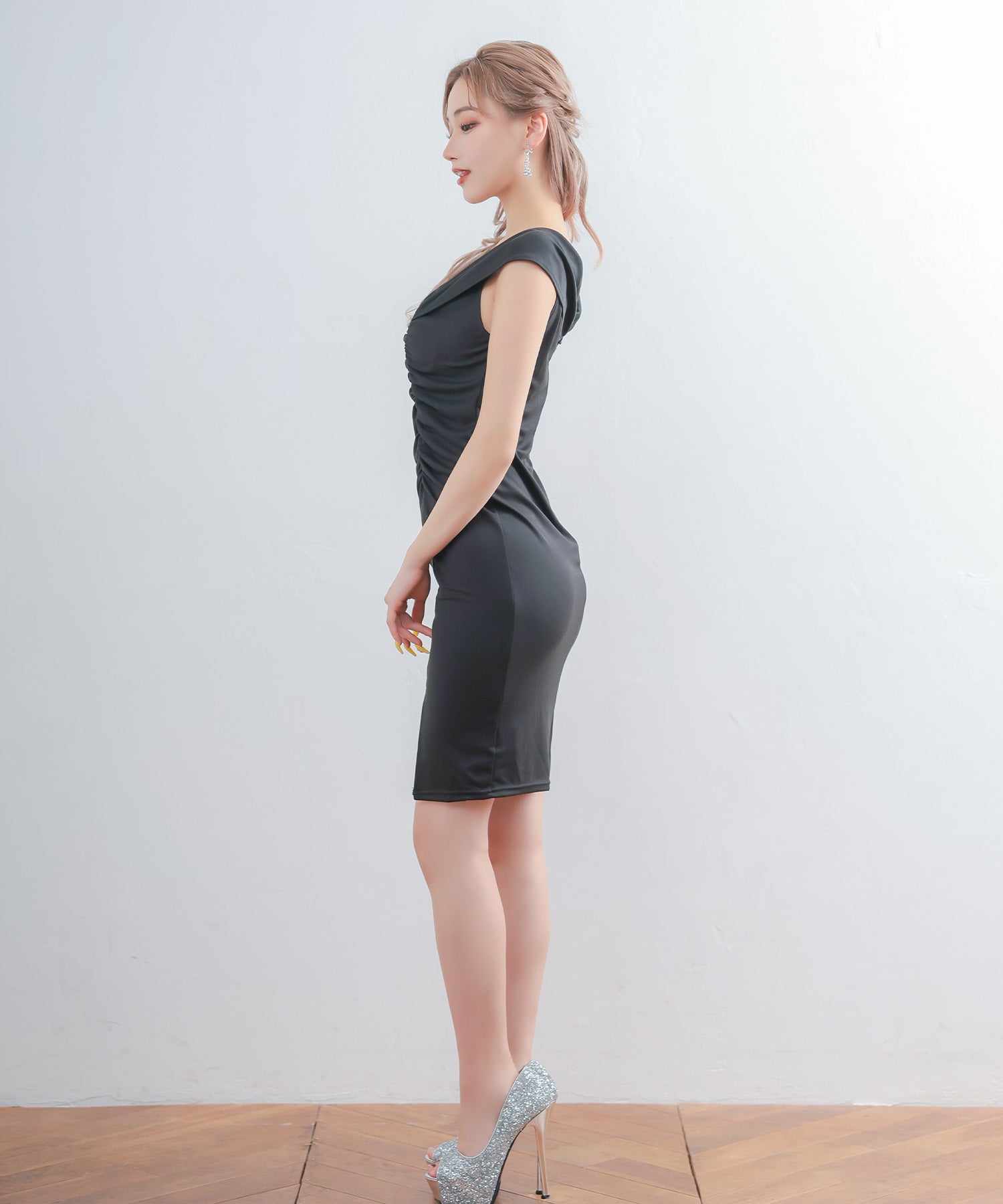 ティカ Tika キャバドレス オフショルダーシャーリングスリットワンカラータイト膝丈ドレス (Mサイズ) （ブラック） ブラック