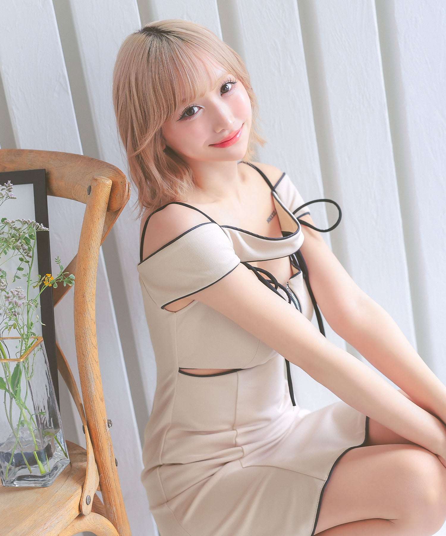 ティカ Tika キャバドレス 肩あき コードリボン バストジップ ウエストカットアウト パイピング フレアミニドレス （ベージュ） ベージュ