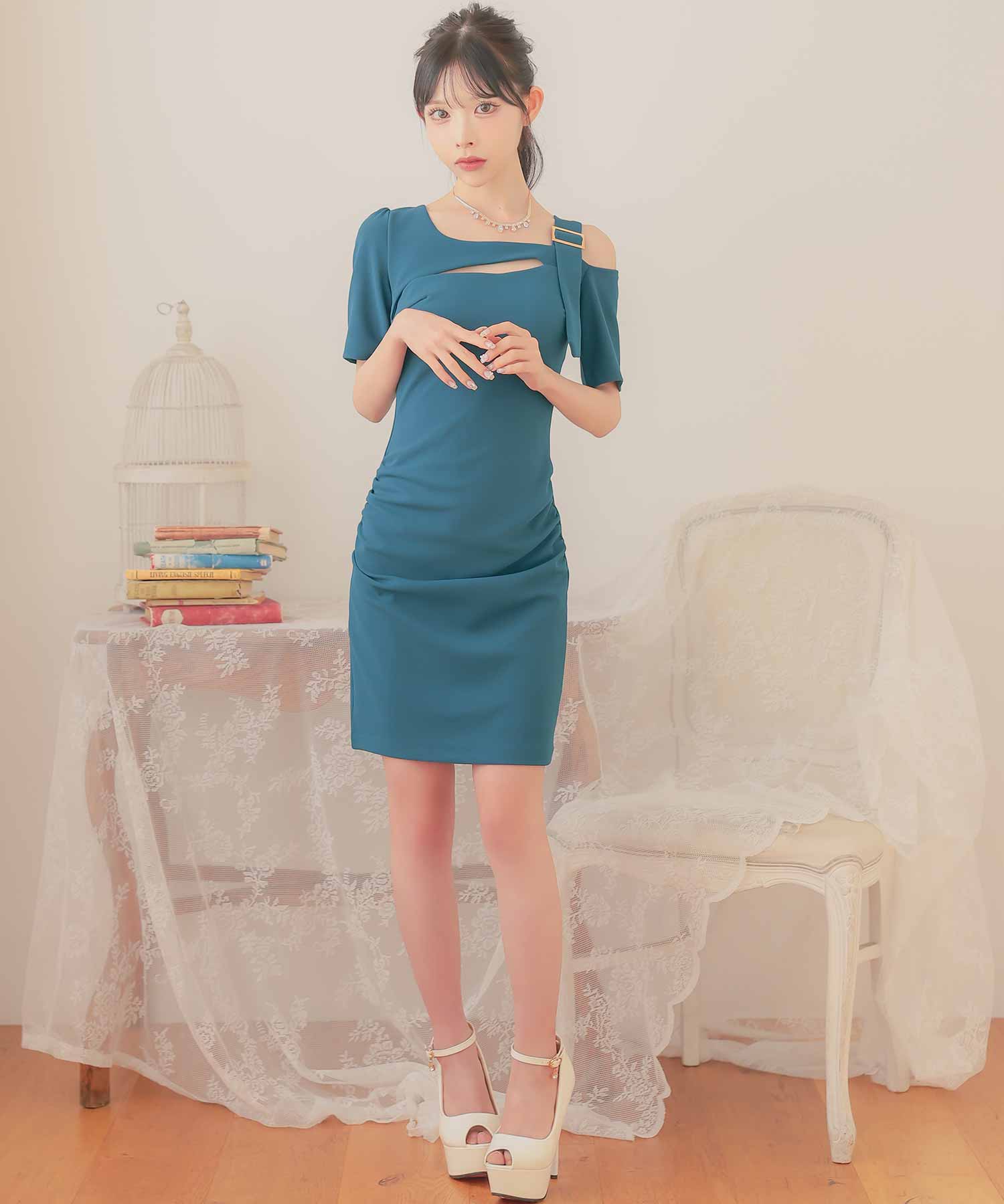ティカ Tika キャバドレス[韓国ドレス] ワンショルダー風 バストカット アシメショルダー ワンカラー 半袖 タイトミニドレス (Sサイズ～Lサイズ) （ブルーグリーン） ブルーグリーン