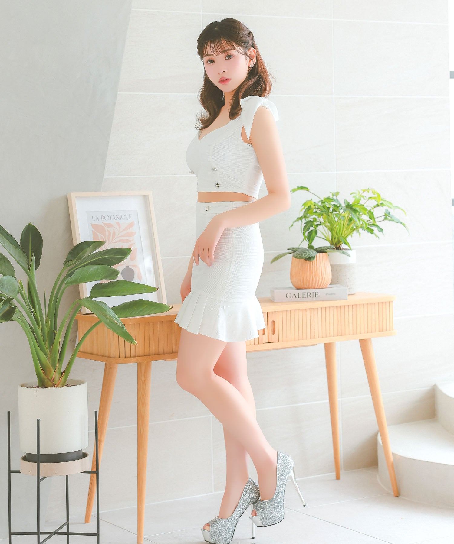 ティカ Tika キャバドレス ノースリーブ リボン ダブルボタン ストレッチ 裾フリル セットアップ 谷間魅せ タイトミニドレス (Sサイズ～XLサイズ) （ホワイト） ホワイト