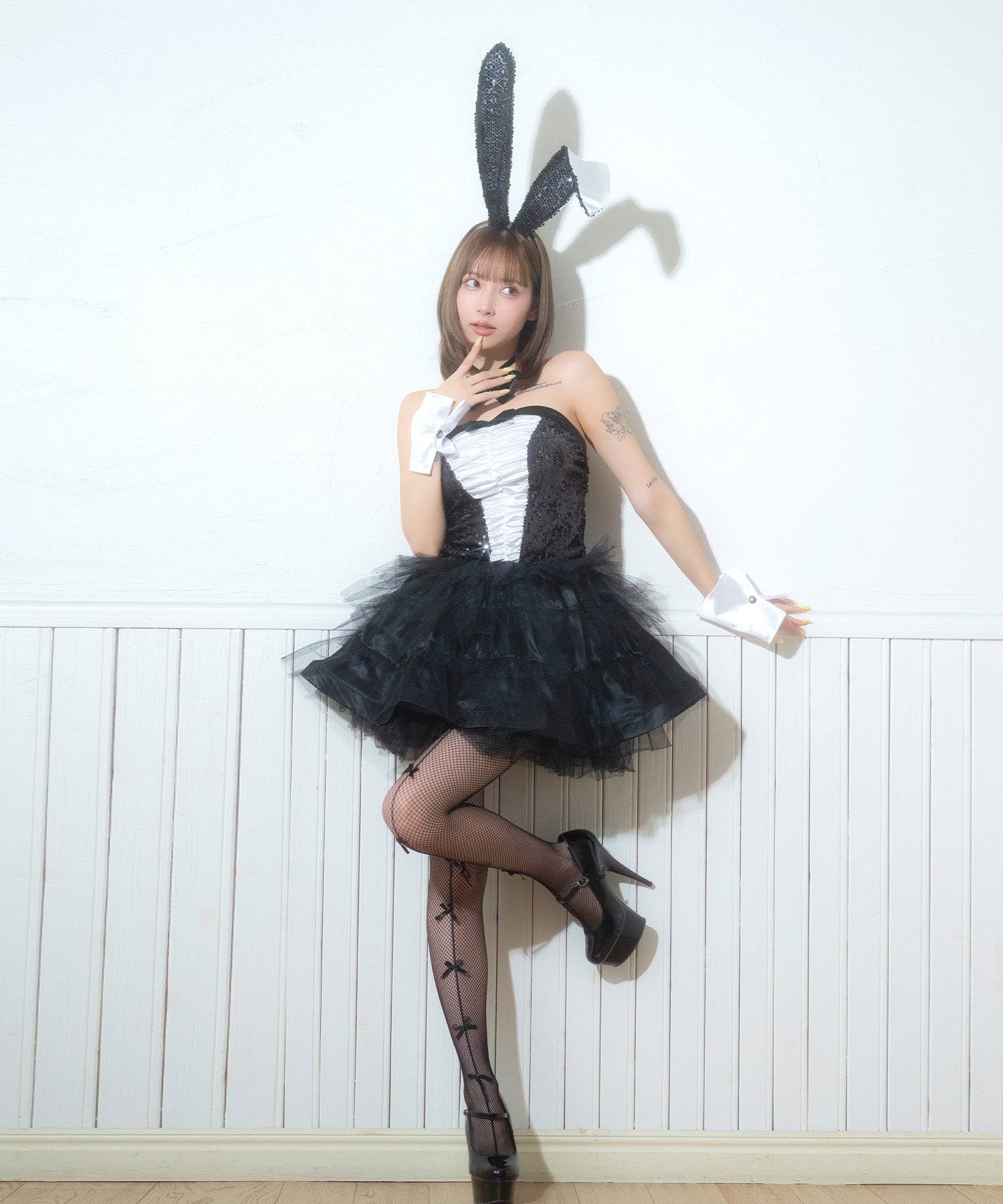 ティカ Tika キラキラスパンコールリボンボリュームミニ丈チュールメイド風バニーガールハロウィンコスプレ衣装4点セット【返品不可商品】（ブラック） ブラック